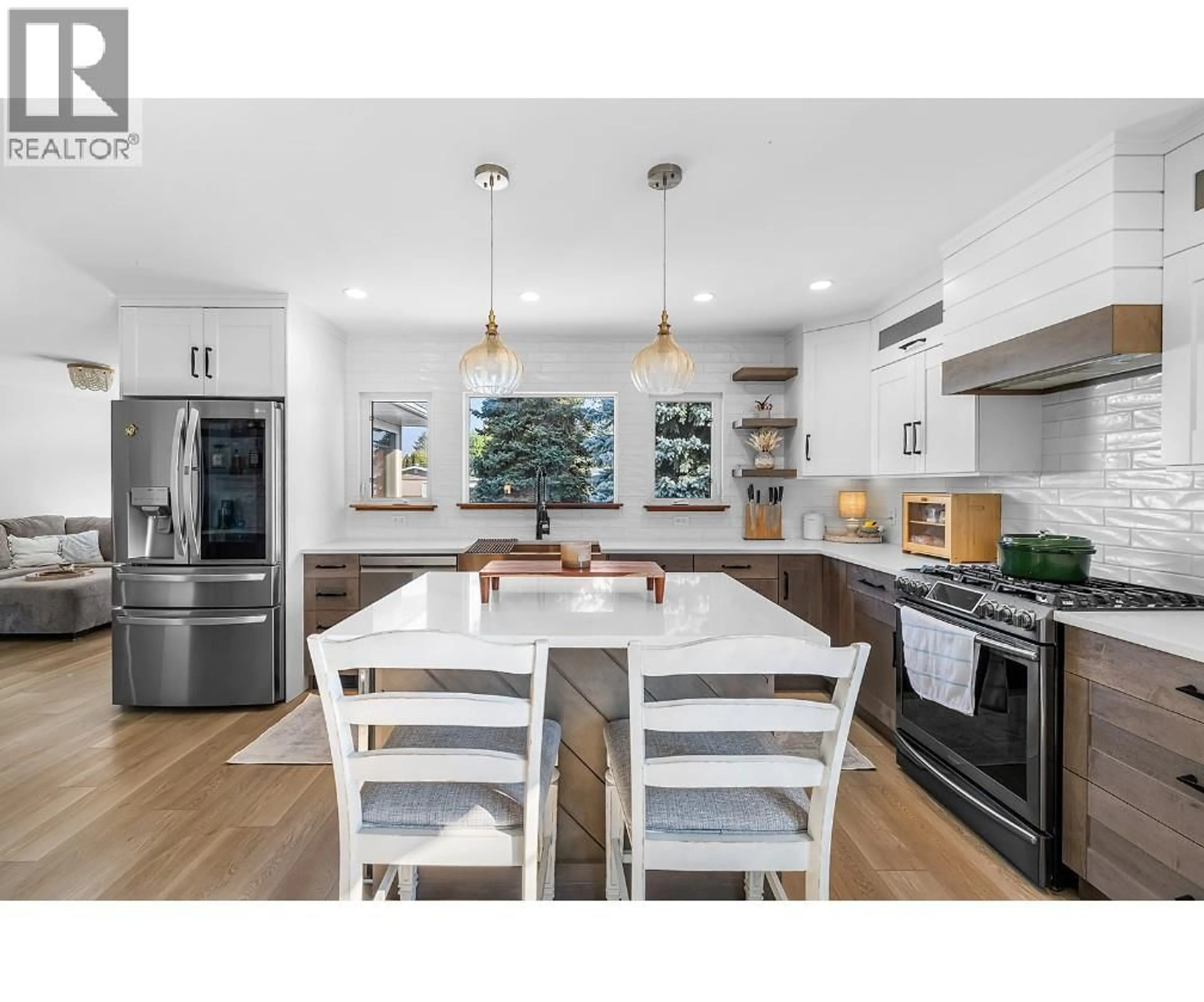 Open concept kitchen, wood/laminate floor for 411 12TH STREET SOUTH, Cranbrook British Columbia V1C1W3