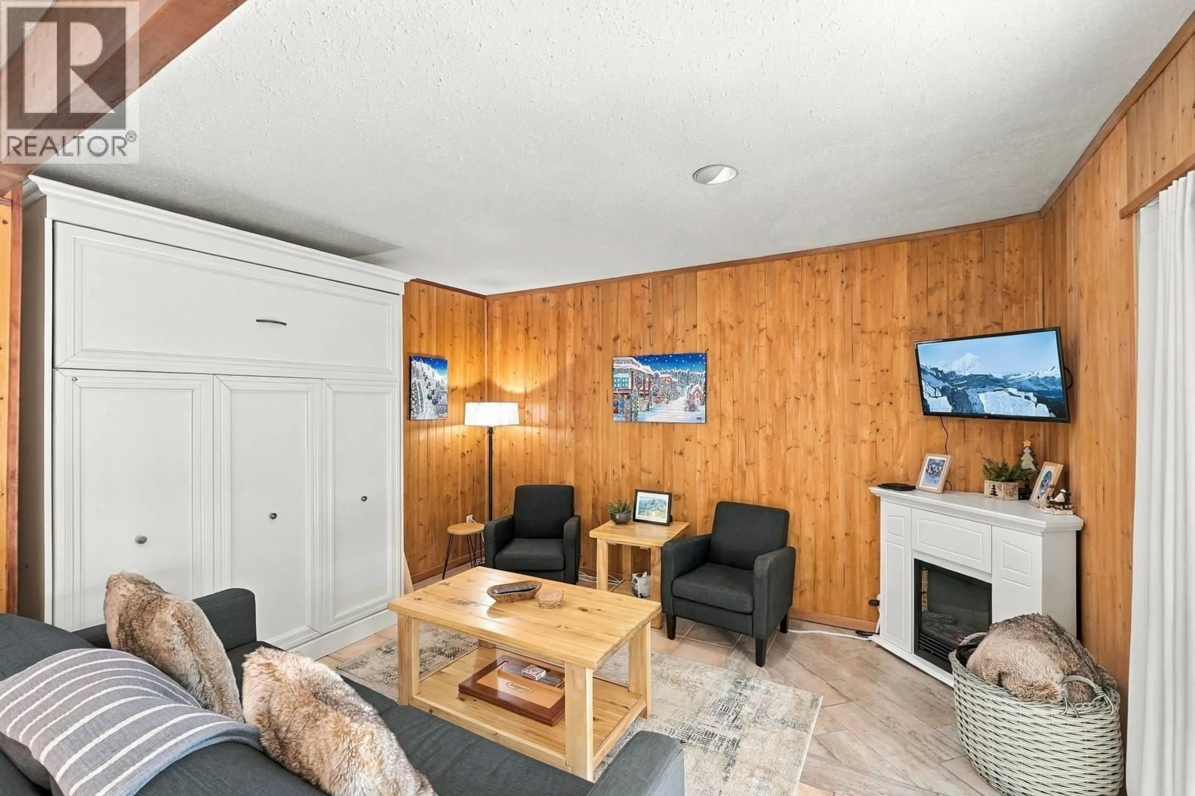 Living room with furniture, unknown for 805 - 225 CLEARVIEW ROAD, Penticton British Columbia V0X1K0