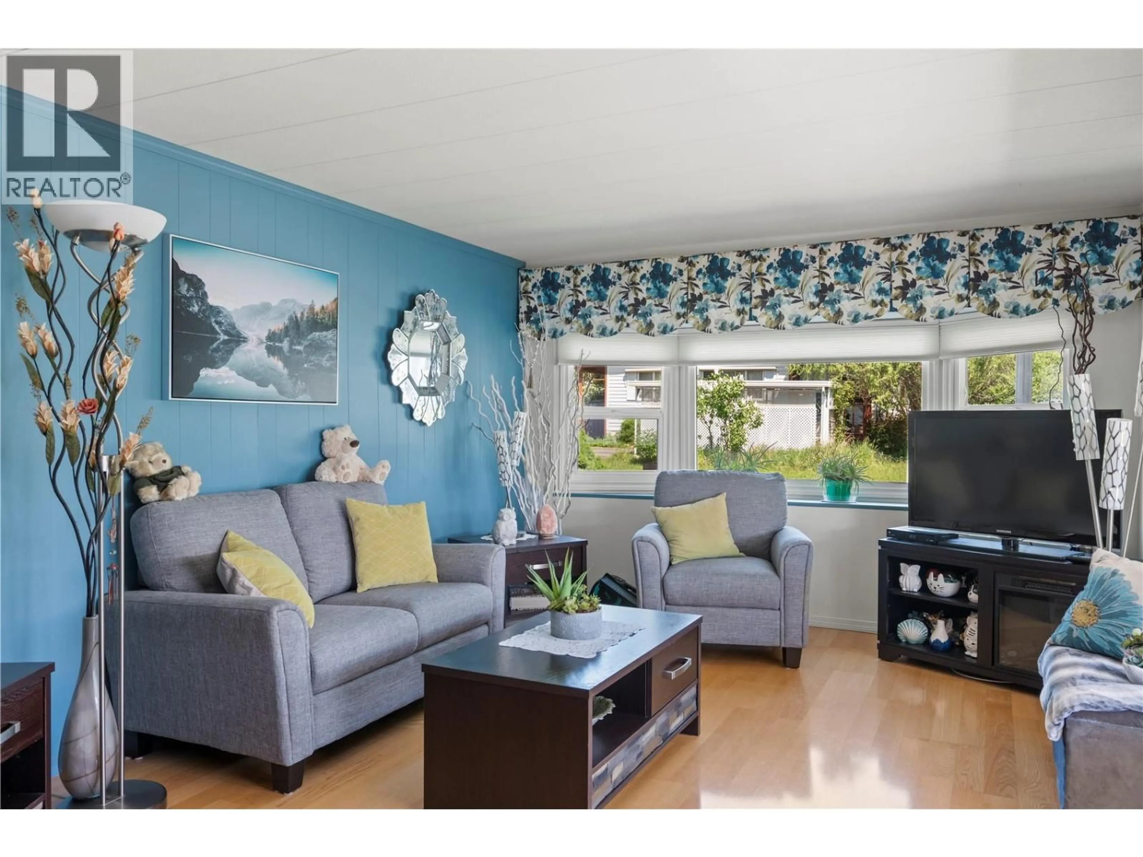 Living room with furniture, wood/laminate floor for 79 - 5484 25 AVENUE, Vernon British Columbia V1T7A8