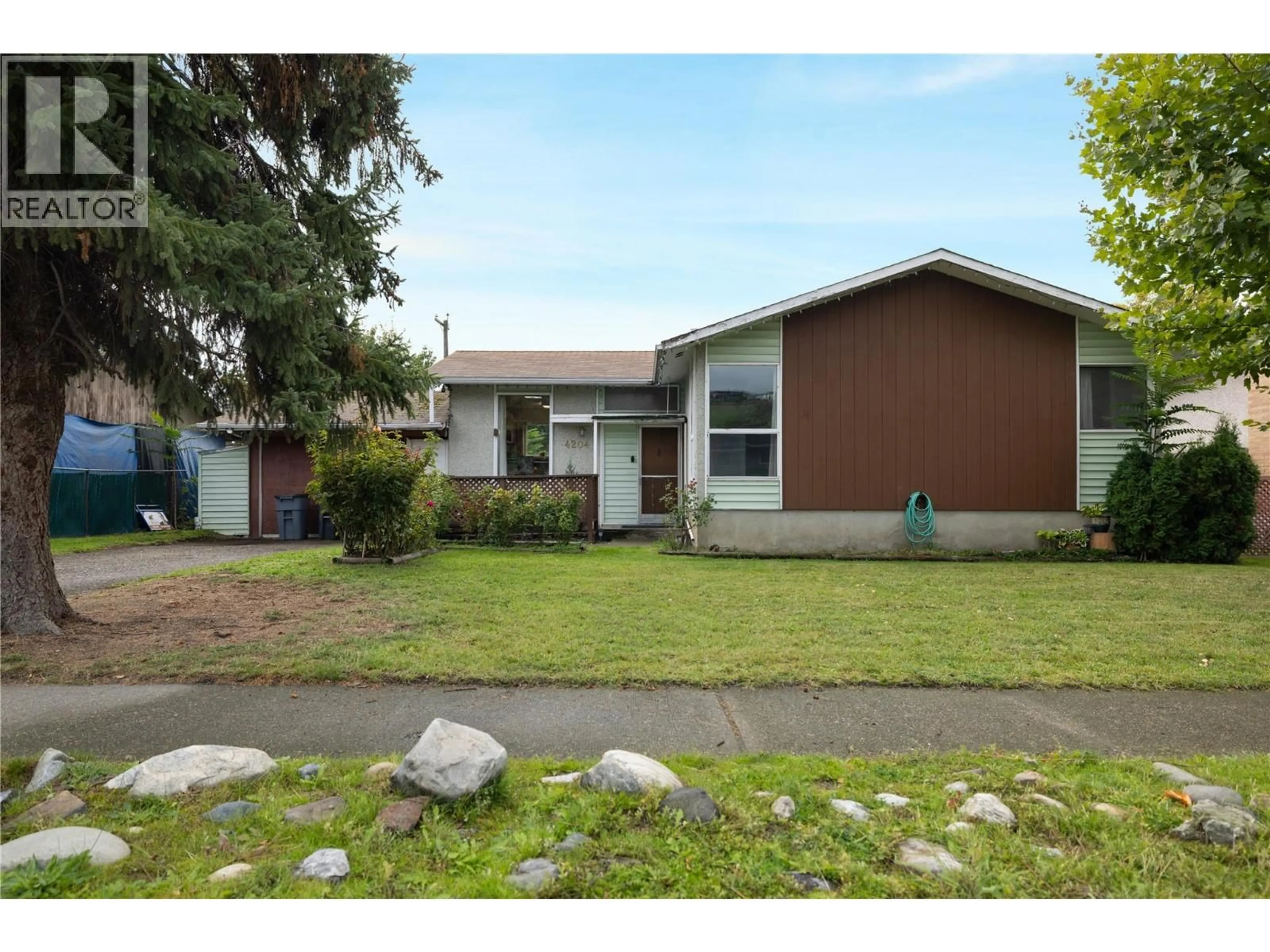 Home with vinyl exterior material, street for 4204 27 AVENUE, Vernon British Columbia V1T1T1
