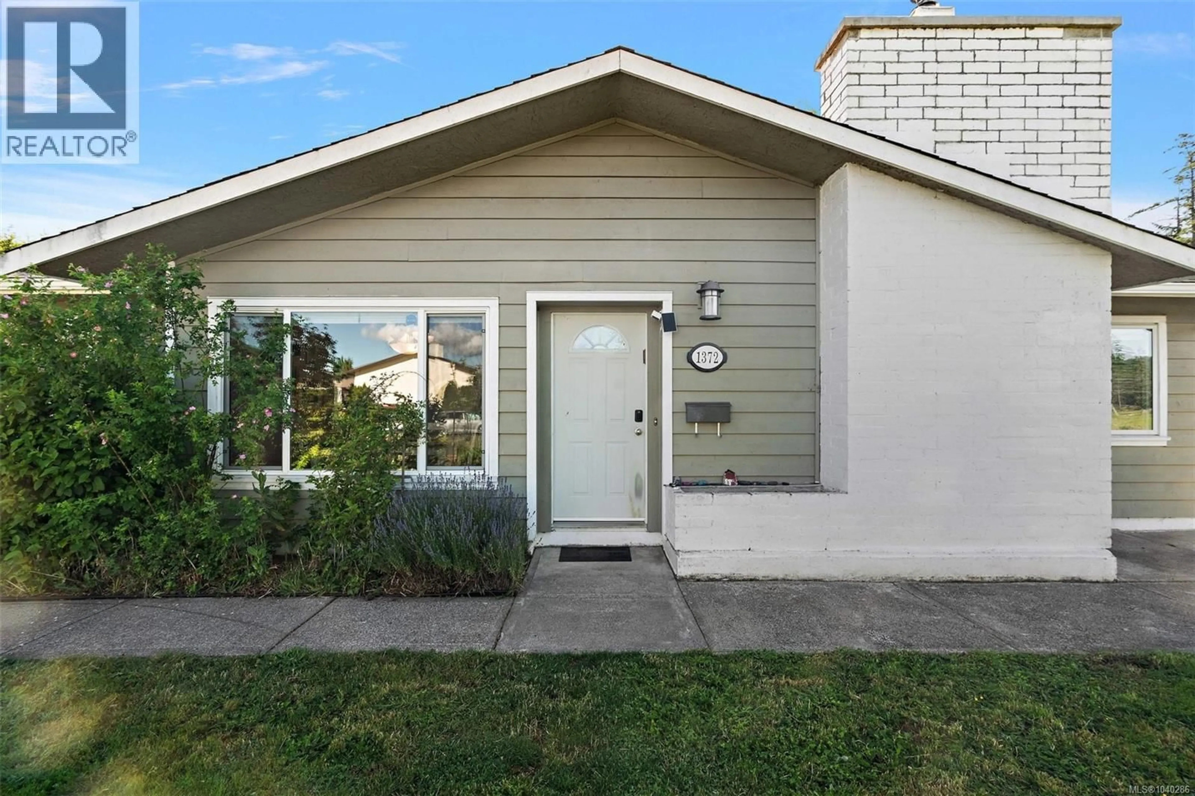Home with vinyl exterior material, street for 1372 RAFIKI PLACE, Central Saanich British Columbia V8M1G5