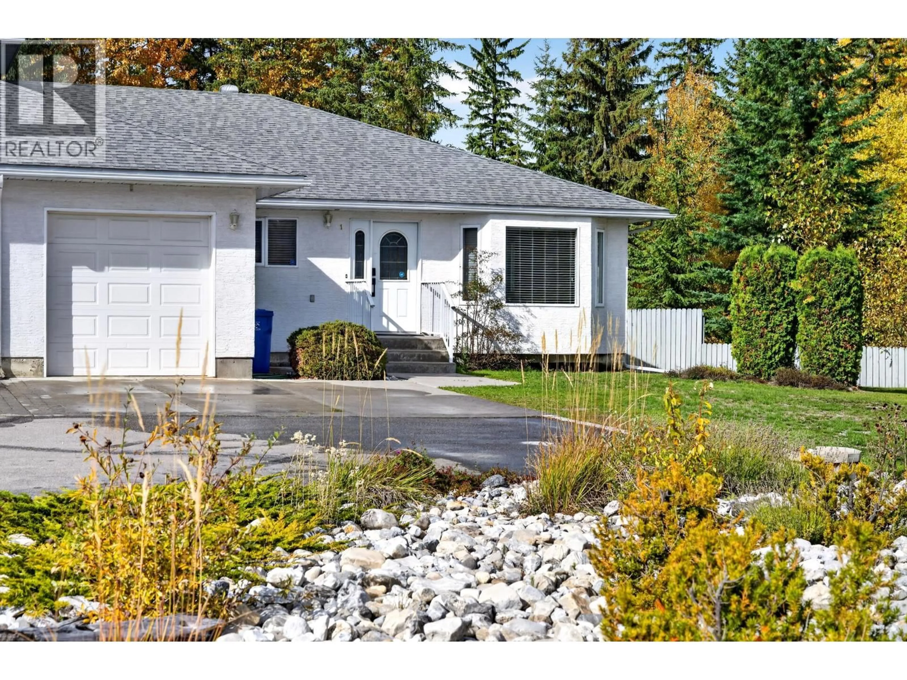 Home with vinyl exterior material, street for 1 - 339 5TH AVENUE, Golden British Columbia V0A1H0