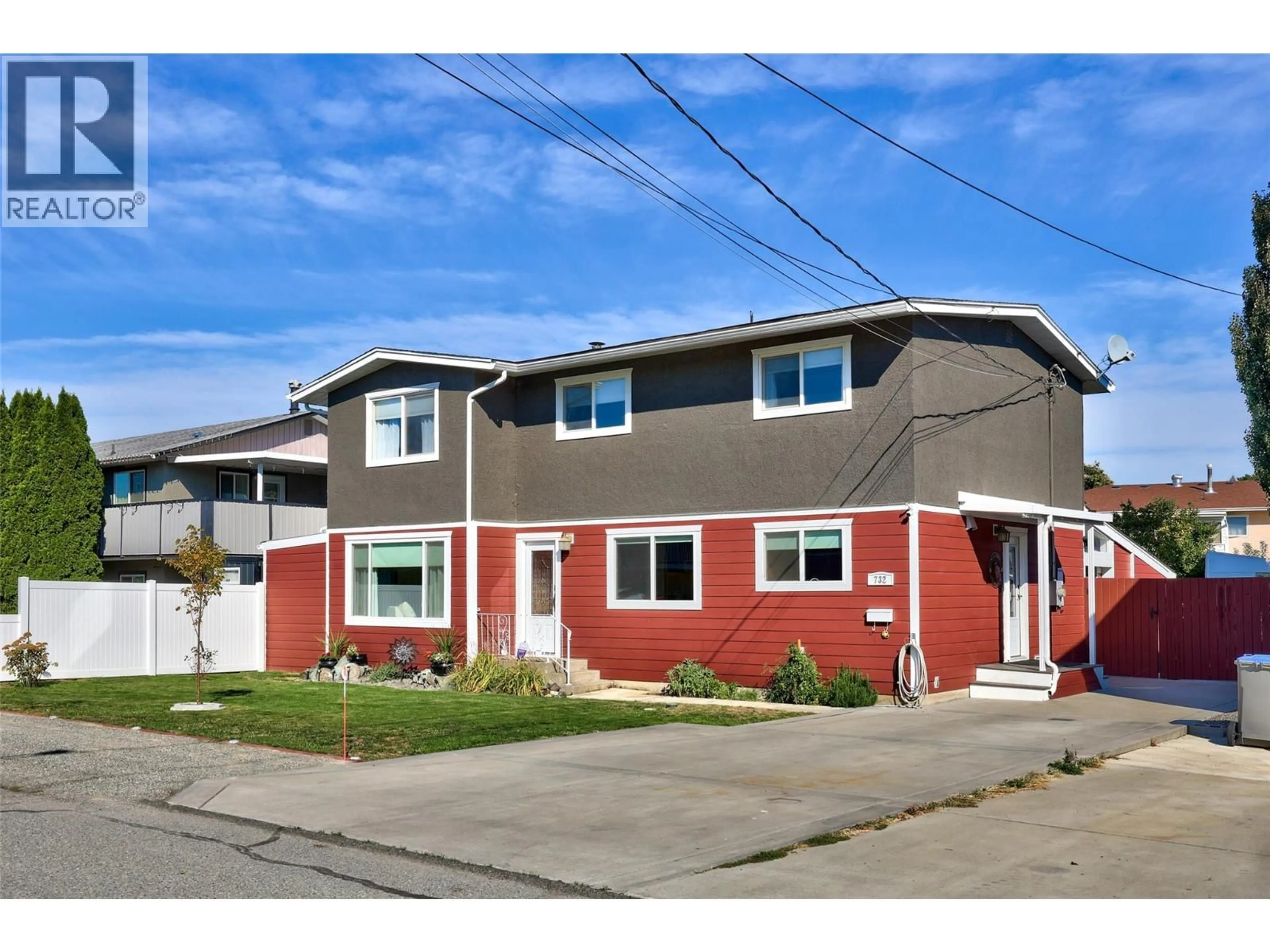 Home with vinyl exterior material, street for 732 IVY AVENUE, Kamloops British Columbia V2B3X1