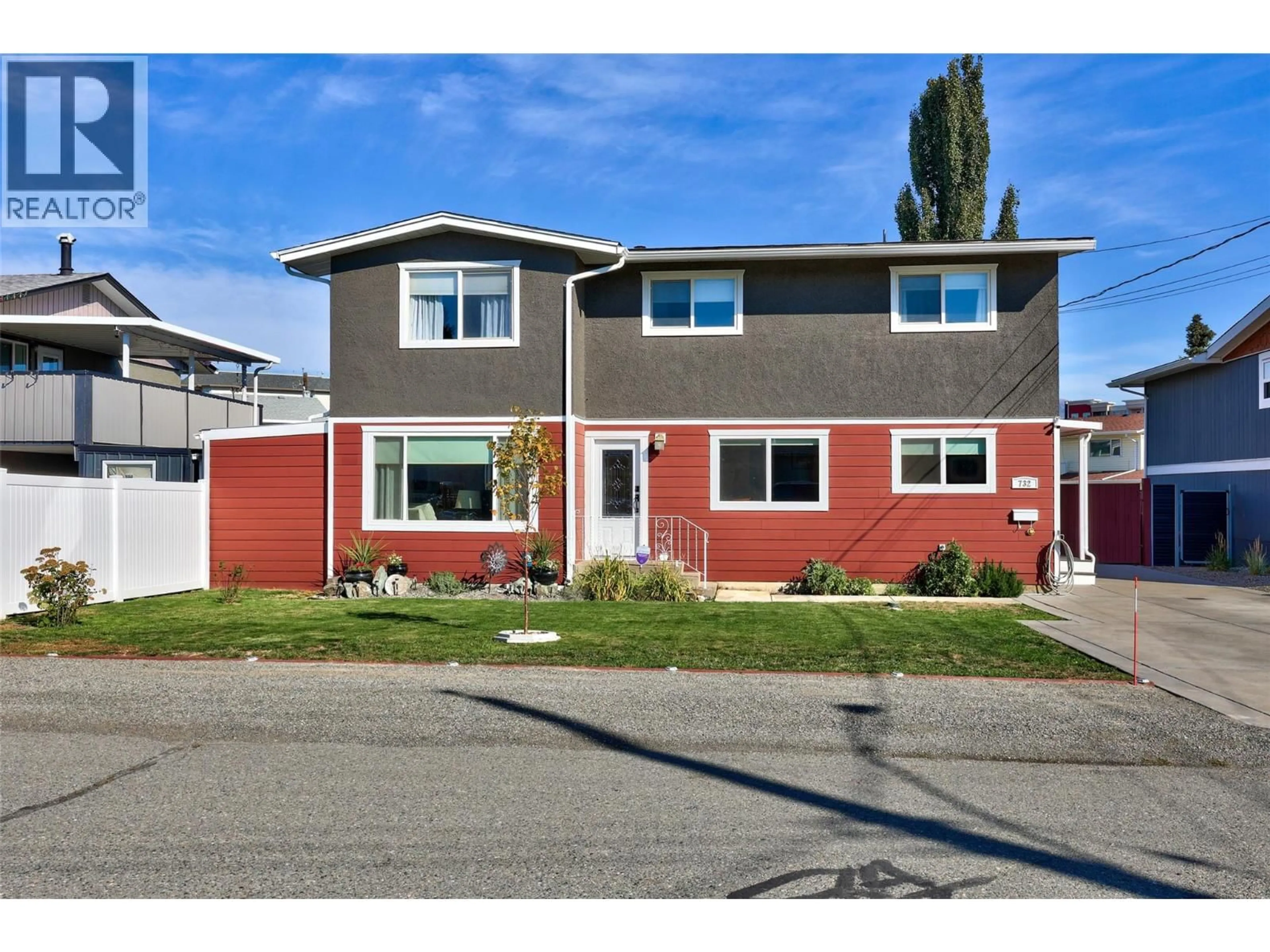 Home with vinyl exterior material, street for 732 IVY AVENUE, Kamloops British Columbia V2B3X1