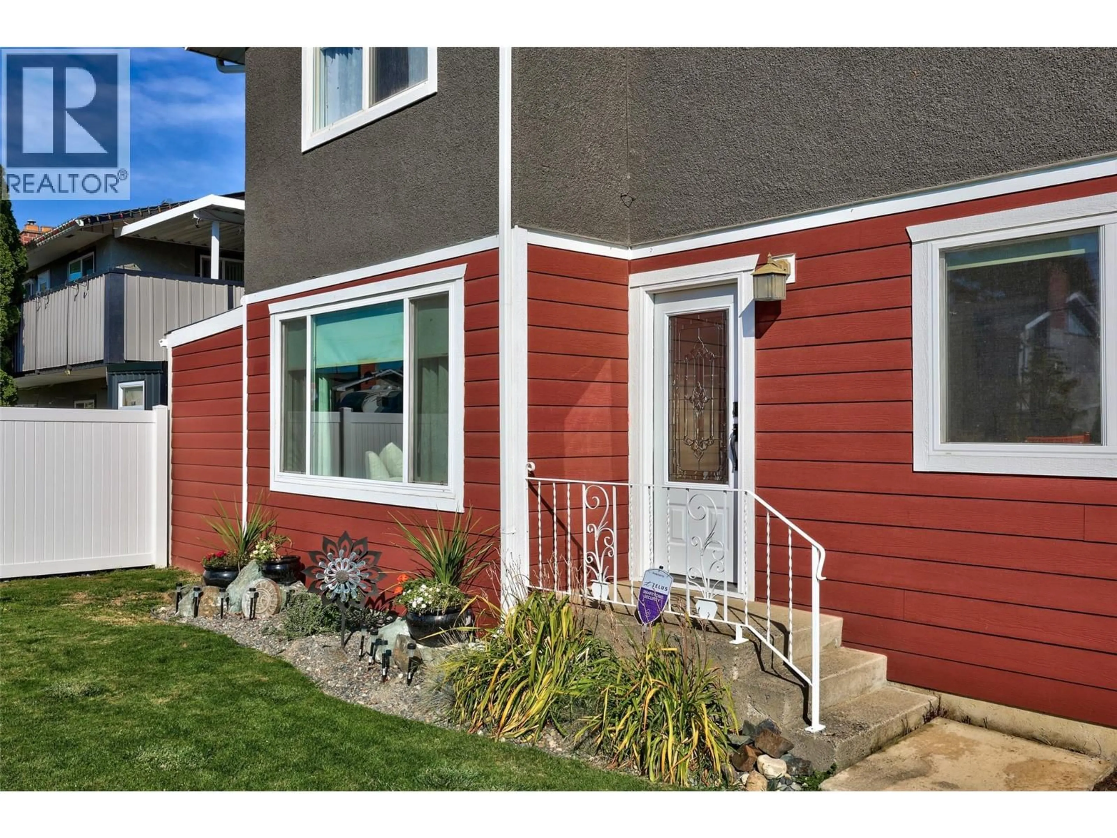 Home with vinyl exterior material, street for 732 IVY AVENUE, Kamloops British Columbia V2B3X1