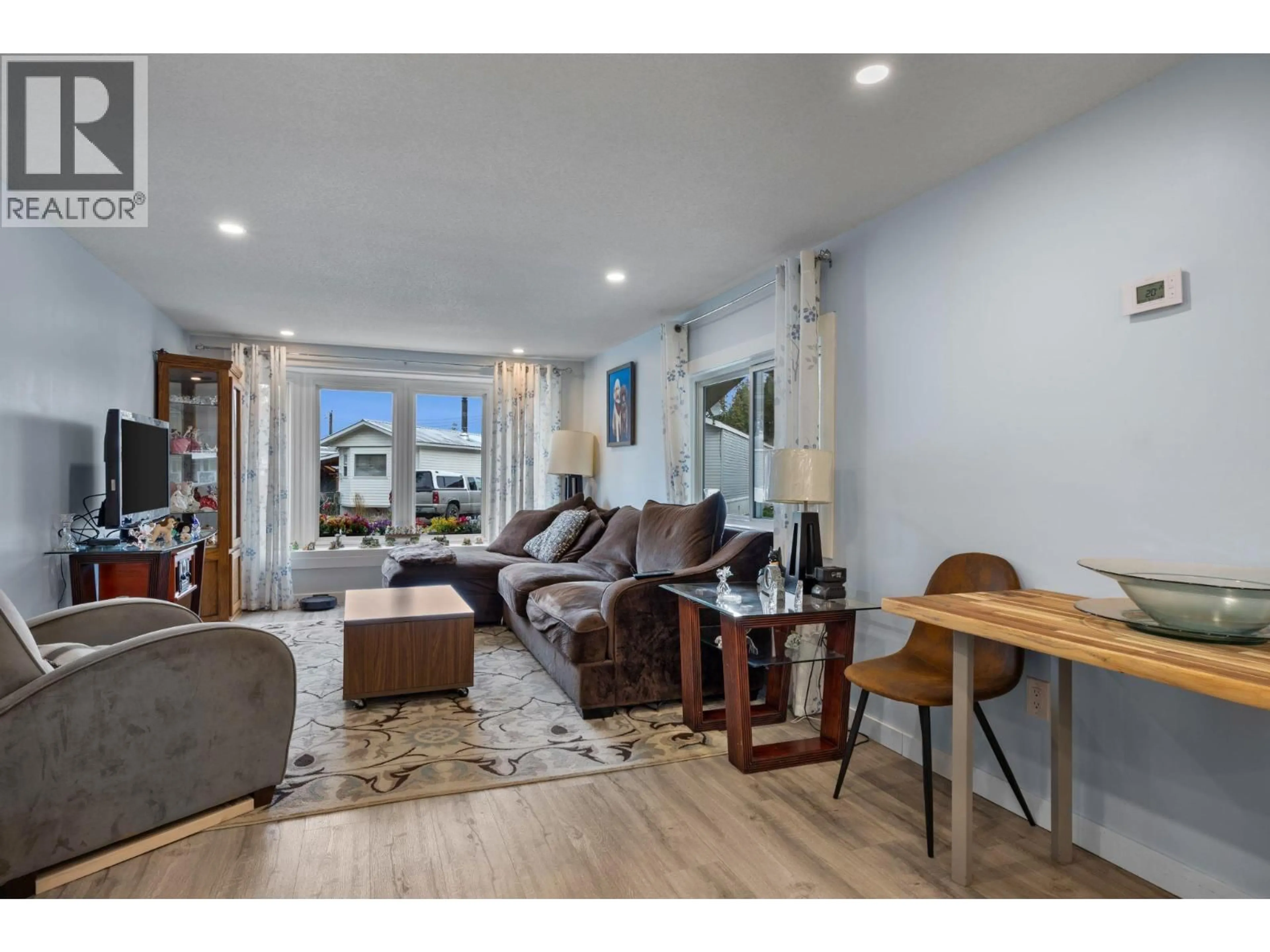 Living room with furniture, wood/laminate floor for #5 - 4428 BARRIERE TOWN ROAD, Barriere British Columbia V0E1E0