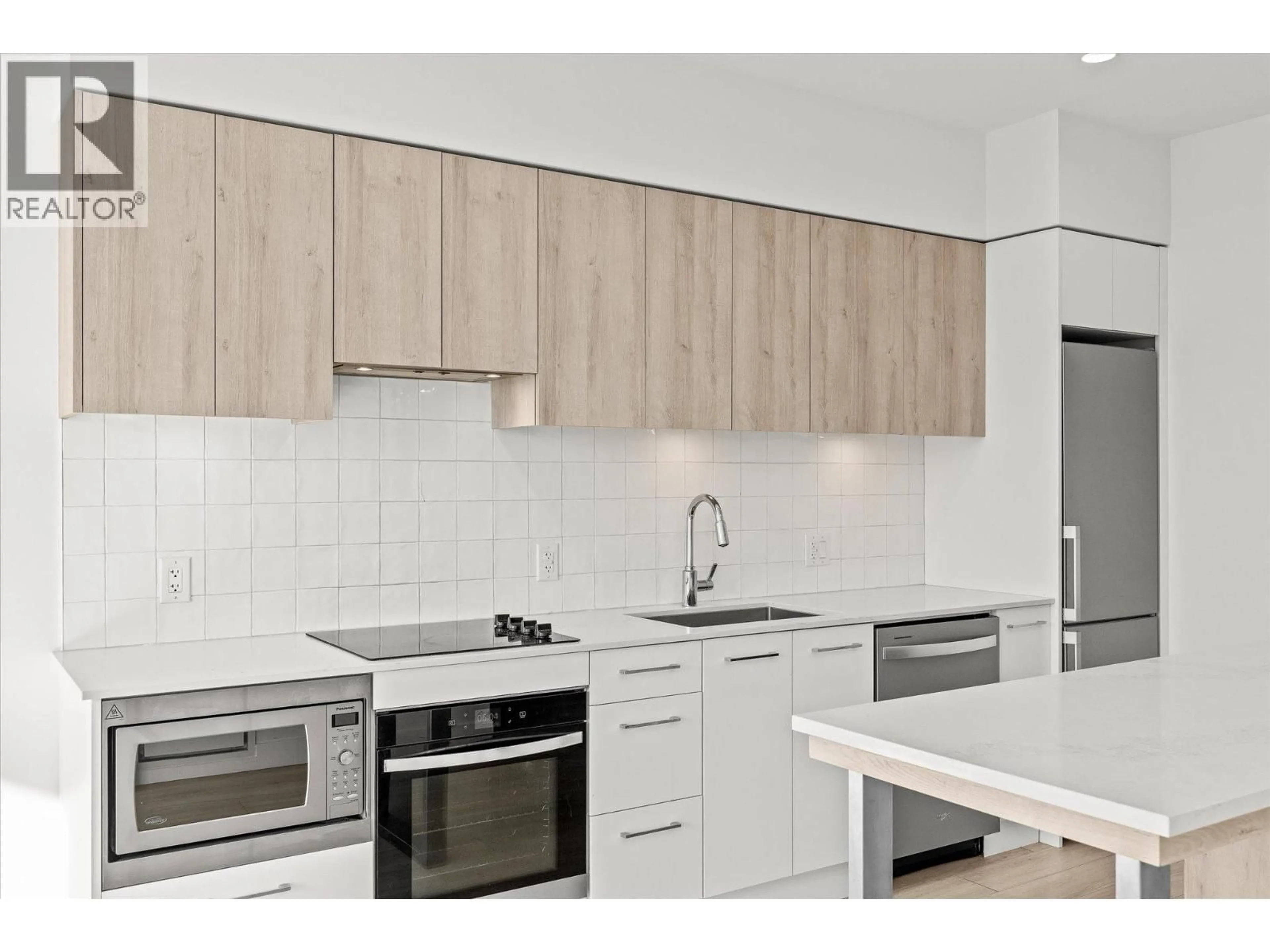 Standard kitchen, wood/laminate floor for 407 - 3699 CAPOZZI ROAD, Kelowna British Columbia V1W3L2