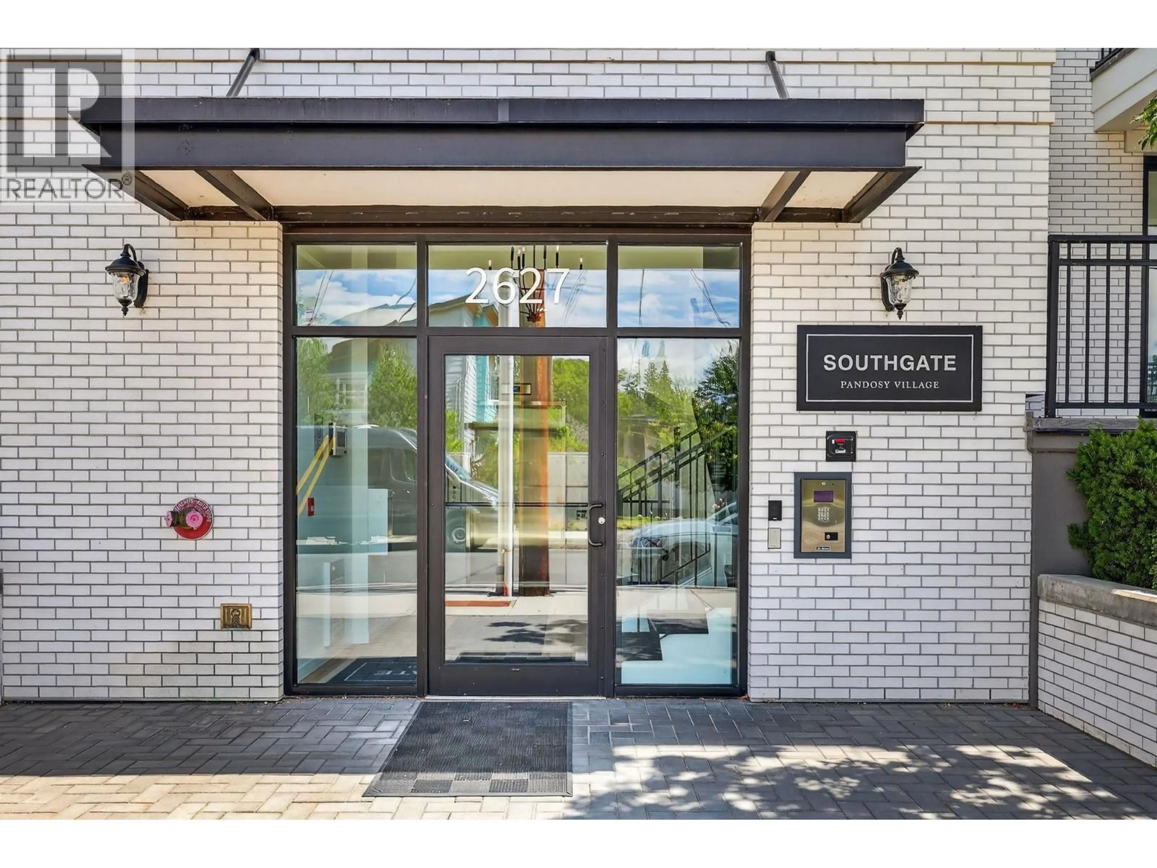 Indoor entryway for 303 - 2627 GORE STREET, Kelowna British Columbia V1Y1M6