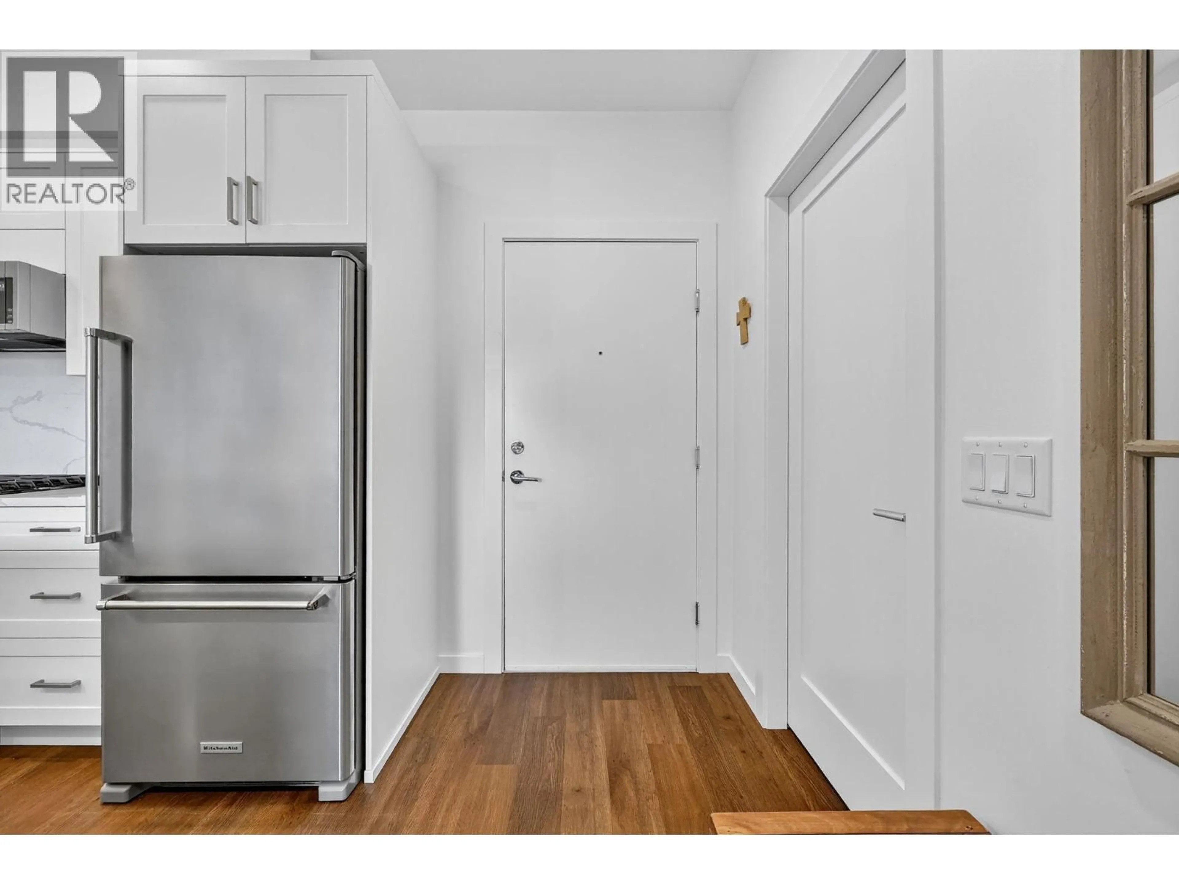 Indoor entryway for 303 - 2627 GORE STREET, Kelowna British Columbia V1Y1M6