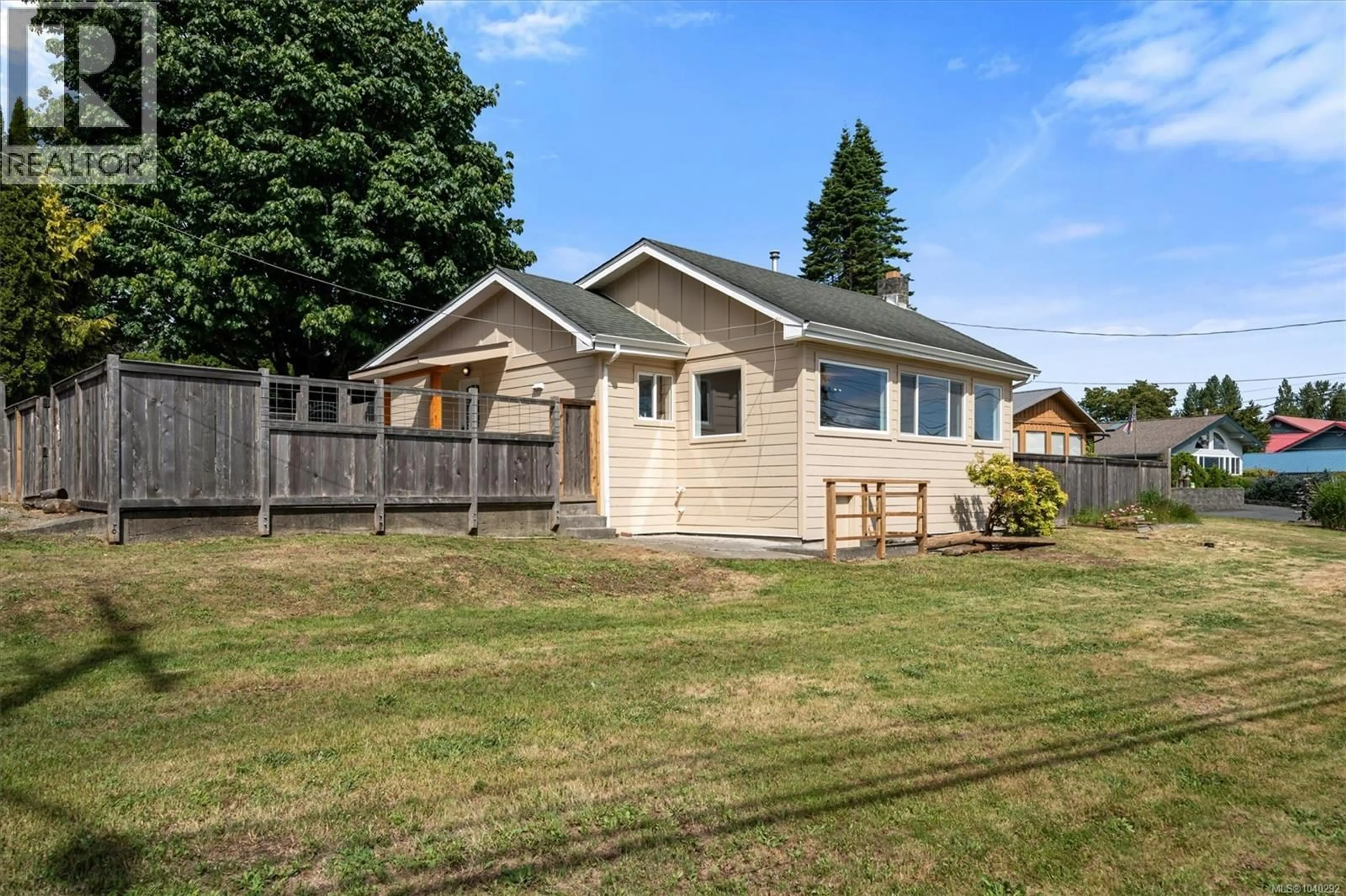 Home with vinyl exterior material, street for 12 LYNNWOOD ROAD, Campbell River British Columbia V9H1L9