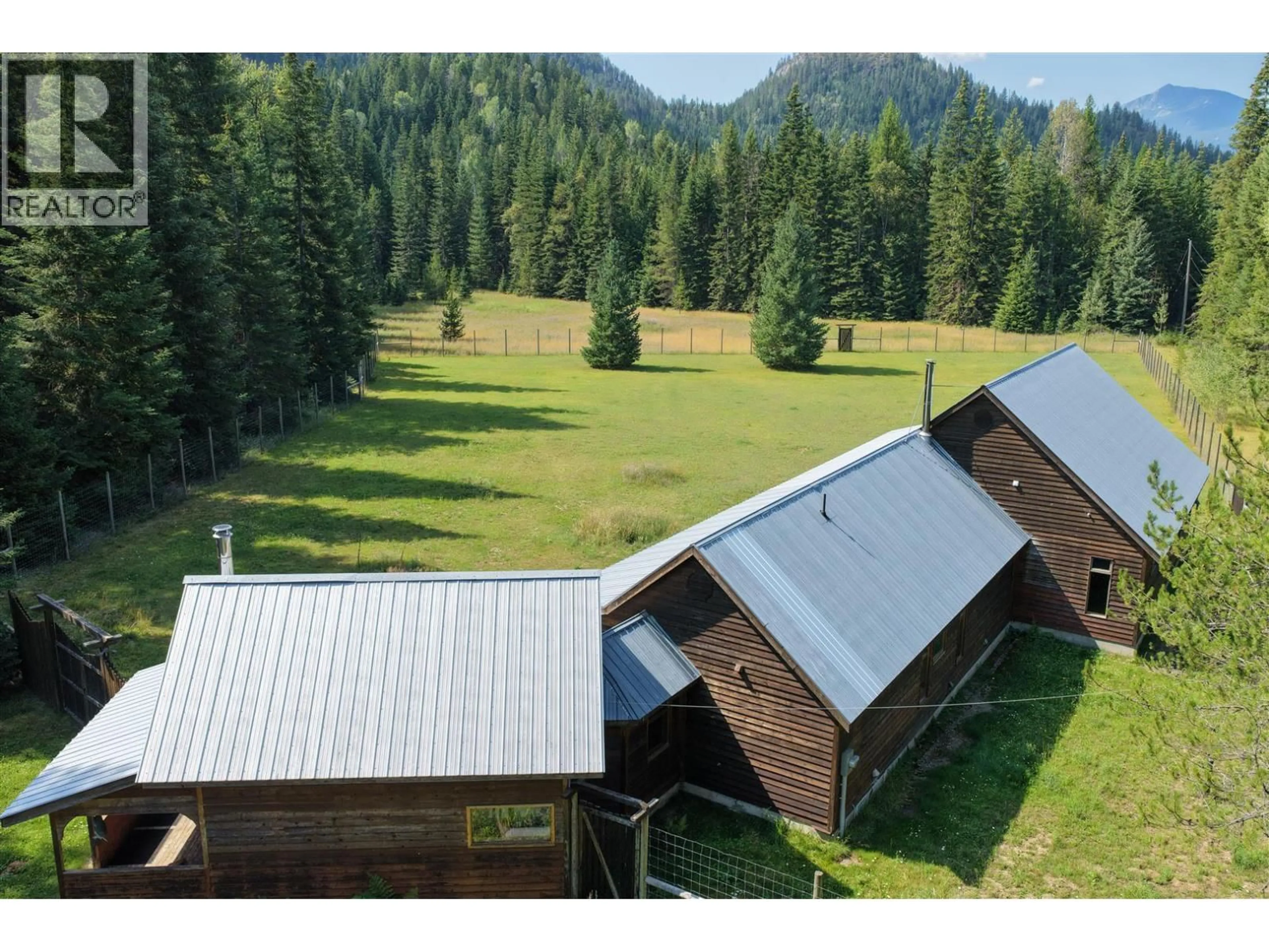 A pic from outside/outdoor area/front of a property/back of a property/a pic from drone, mountain view for 152 TALBOT ROAD, Nelway British Columbia V0G1Z0