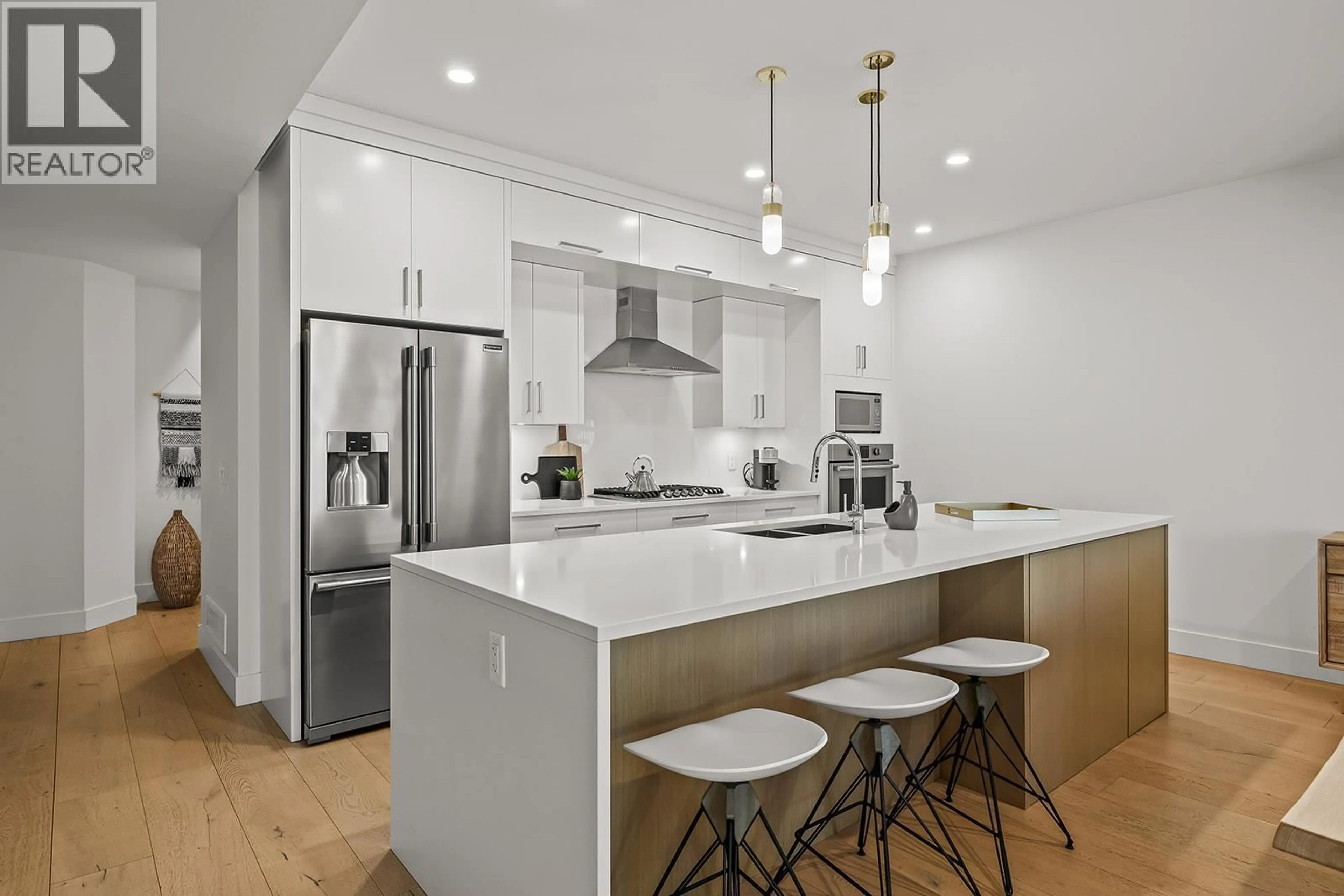 Contemporary kitchen, unknown for 994 GUISACHAN ROAD, Kelowna British Columbia V1Y9W8