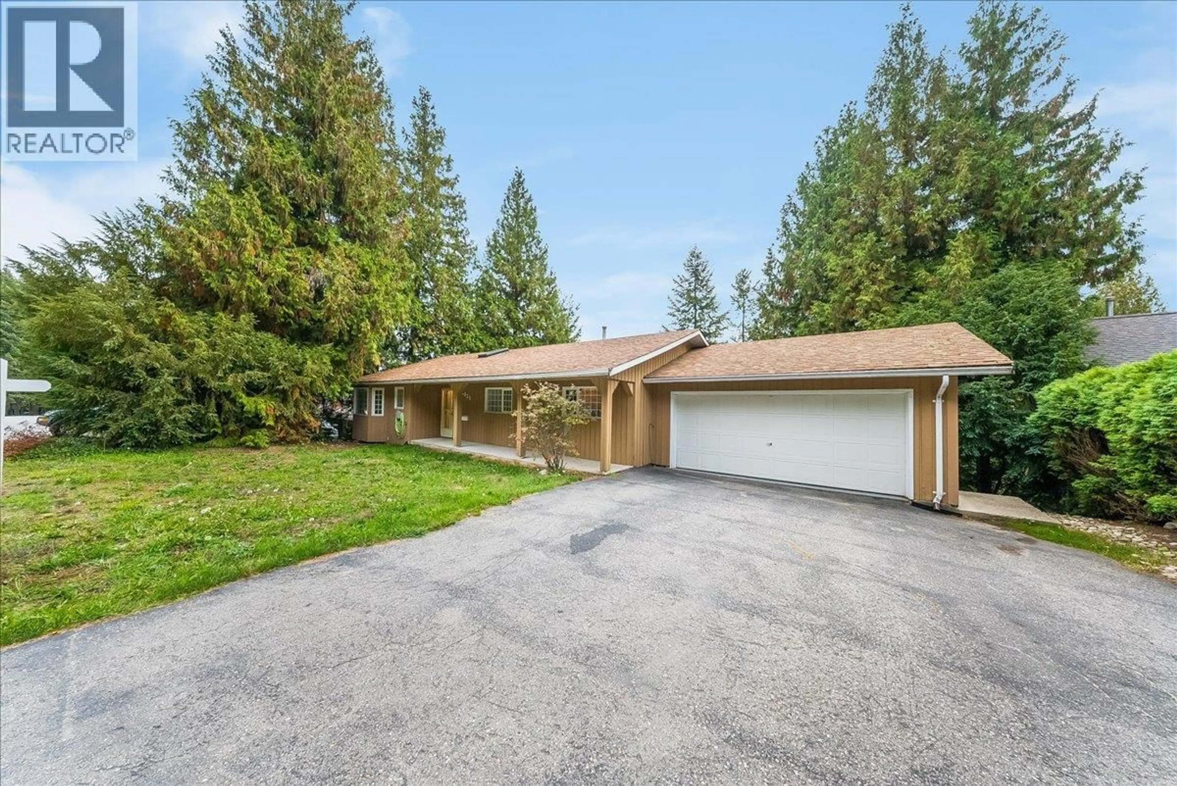 A pic from outside/outdoor area/front of a property/back of a property/a pic from drone, street for 2421 12TH AVENUE, Castlegar British Columbia V1N4A9