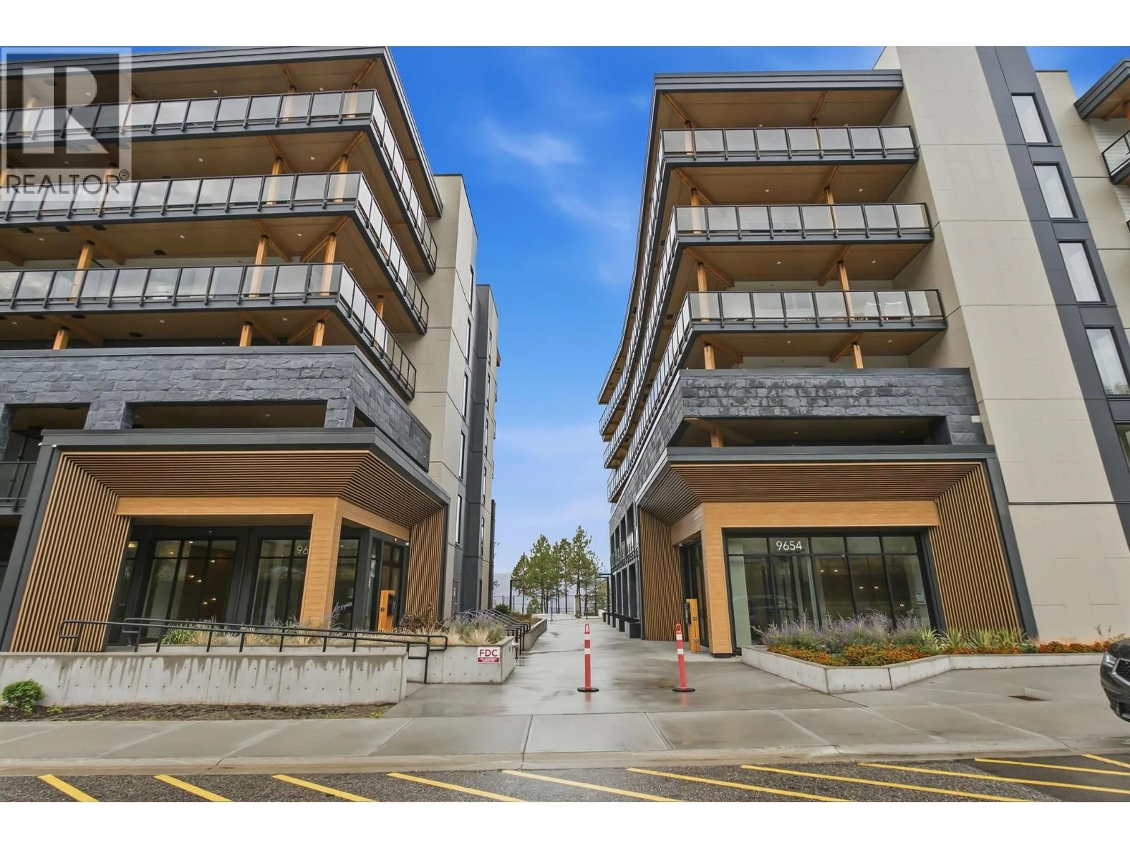 Indoor foyer for 306 - 9654 BENCHLAND DRIVE, Lake Country British Columbia V4V0A4