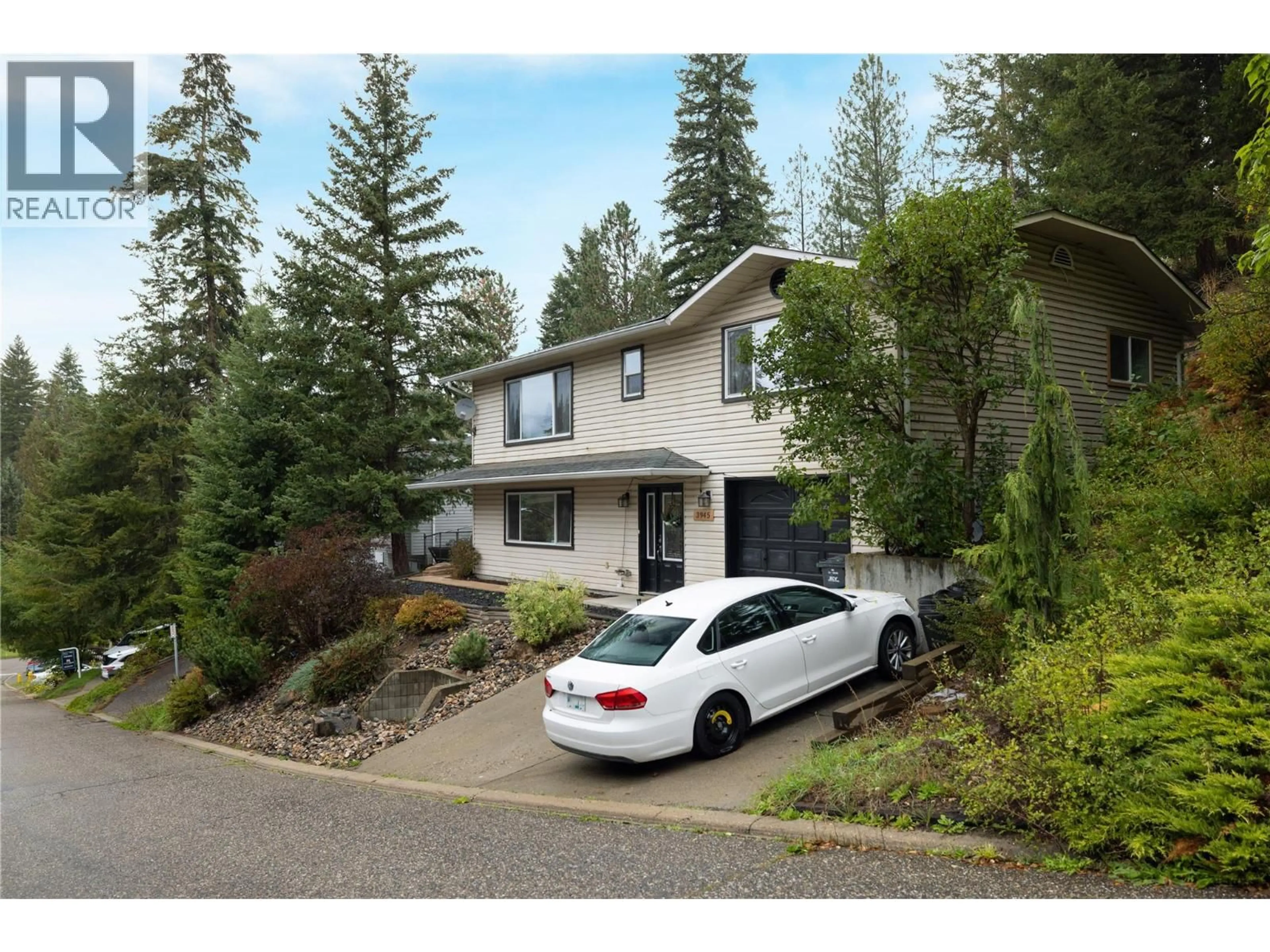 Home with vinyl exterior material, street for 3945 HIGHLAND PARK CRESCENT, Armstrong British Columbia V0E1B4