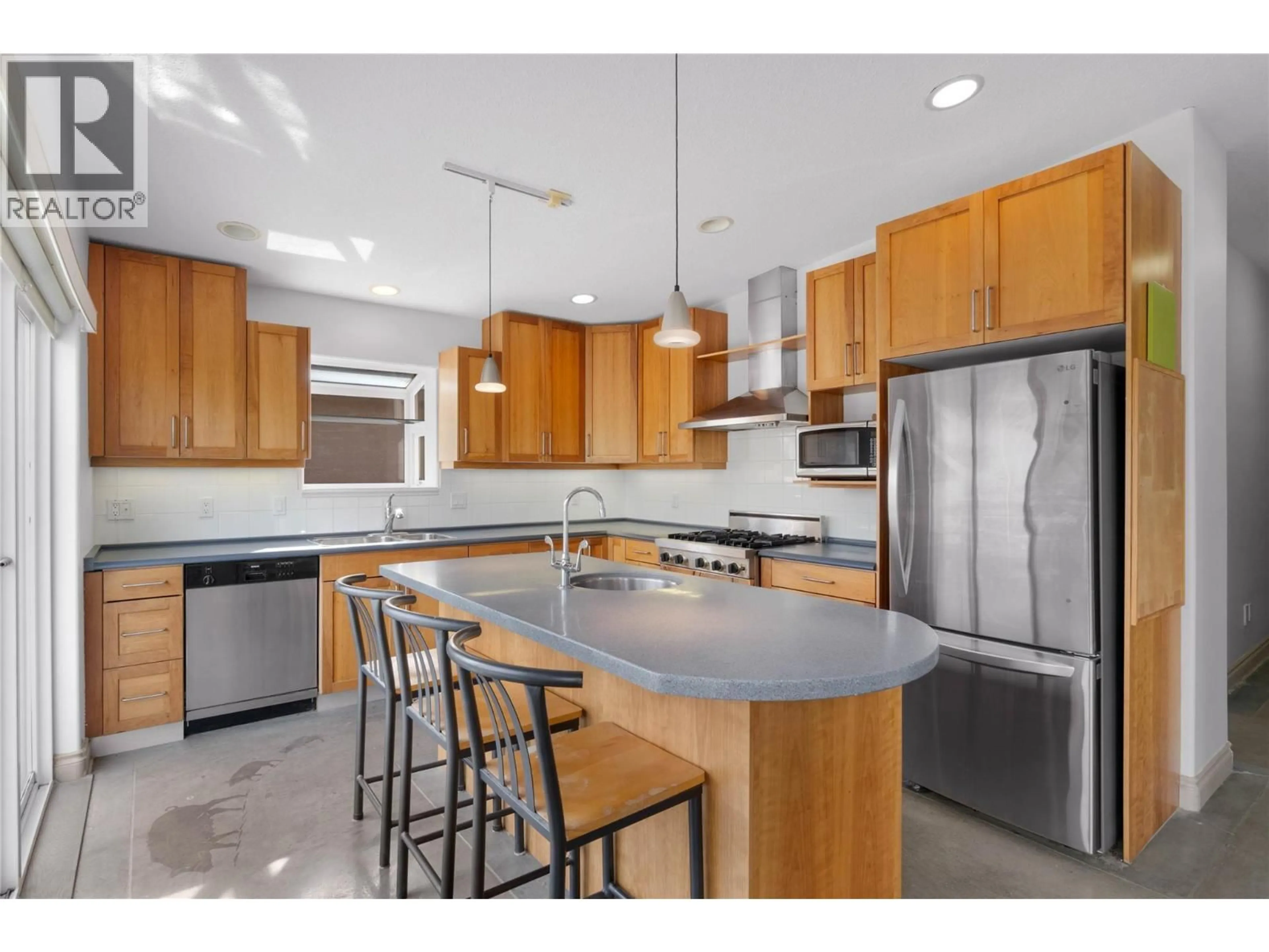 Open concept kitchen, ceramic/tile floor for 803 - 15 HUDSON'S BAY TRAIL, Kamloops British Columbia V2C6S6