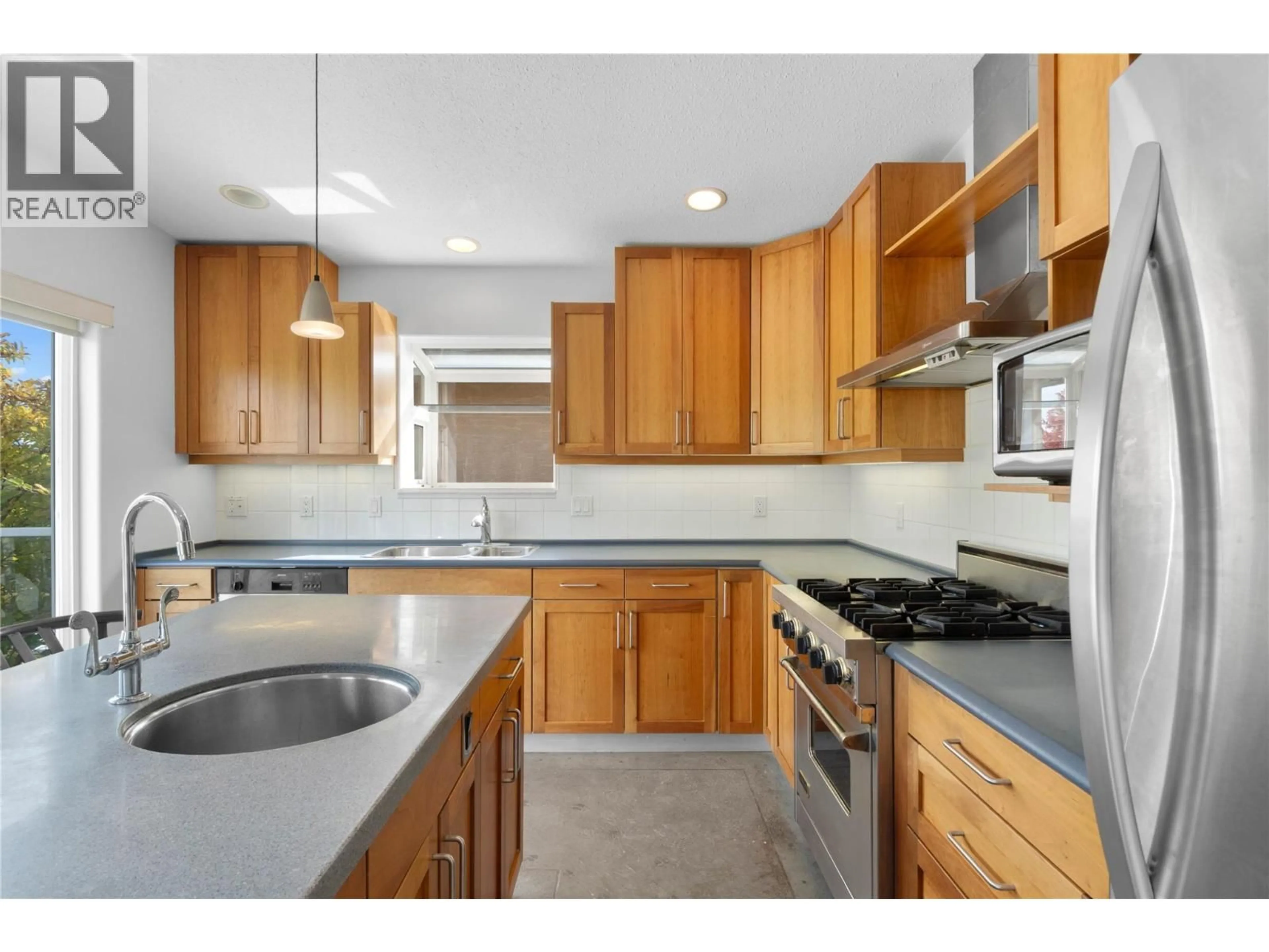Standard kitchen, ceramic/tile floor for 803 - 15 HUDSON'S BAY TRAIL, Kamloops British Columbia V2C6S6