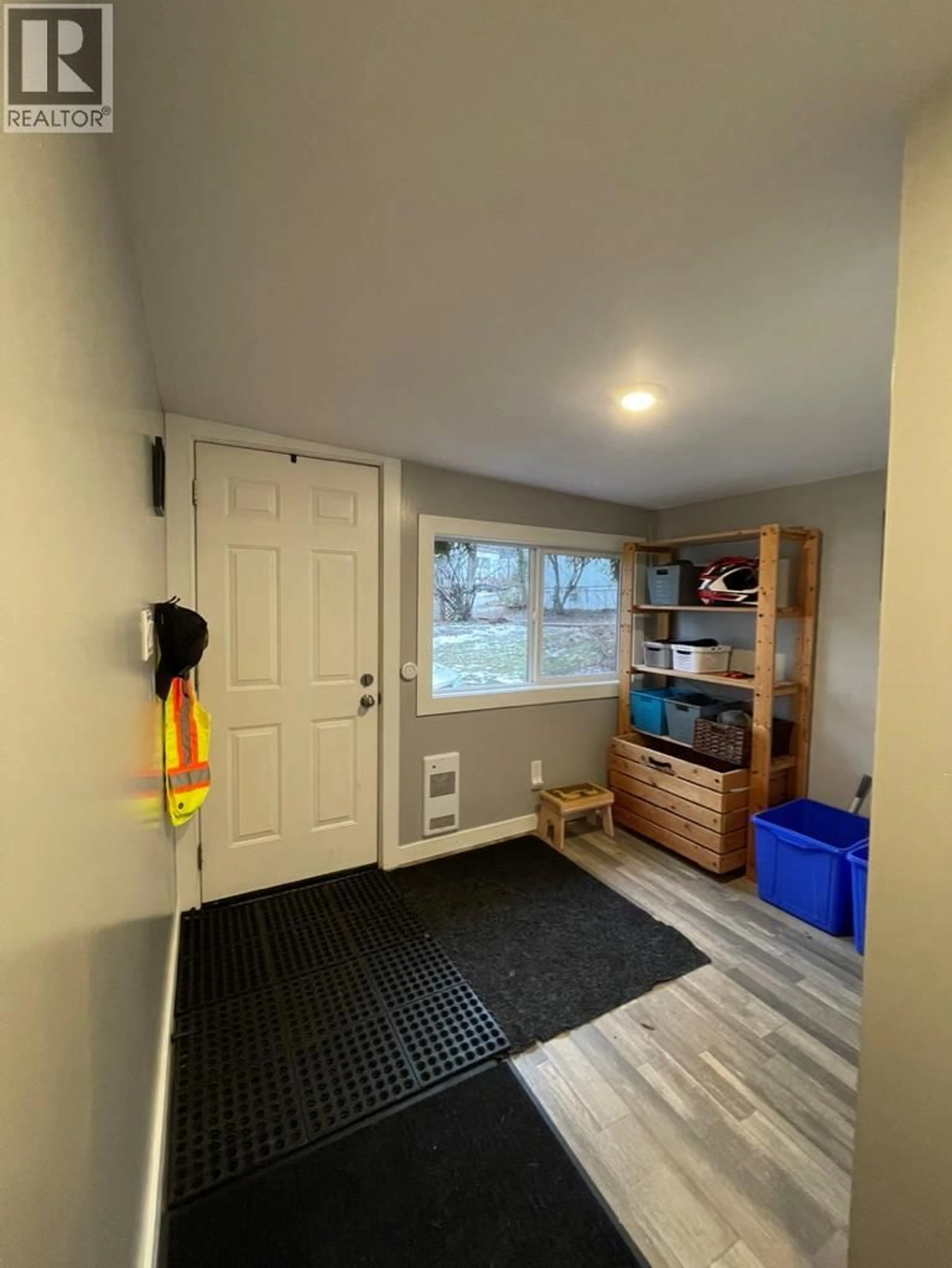 Indoor entryway for 26 - 3969 BROADWATER ROAD, Castlegar British Columbia V1N4V5