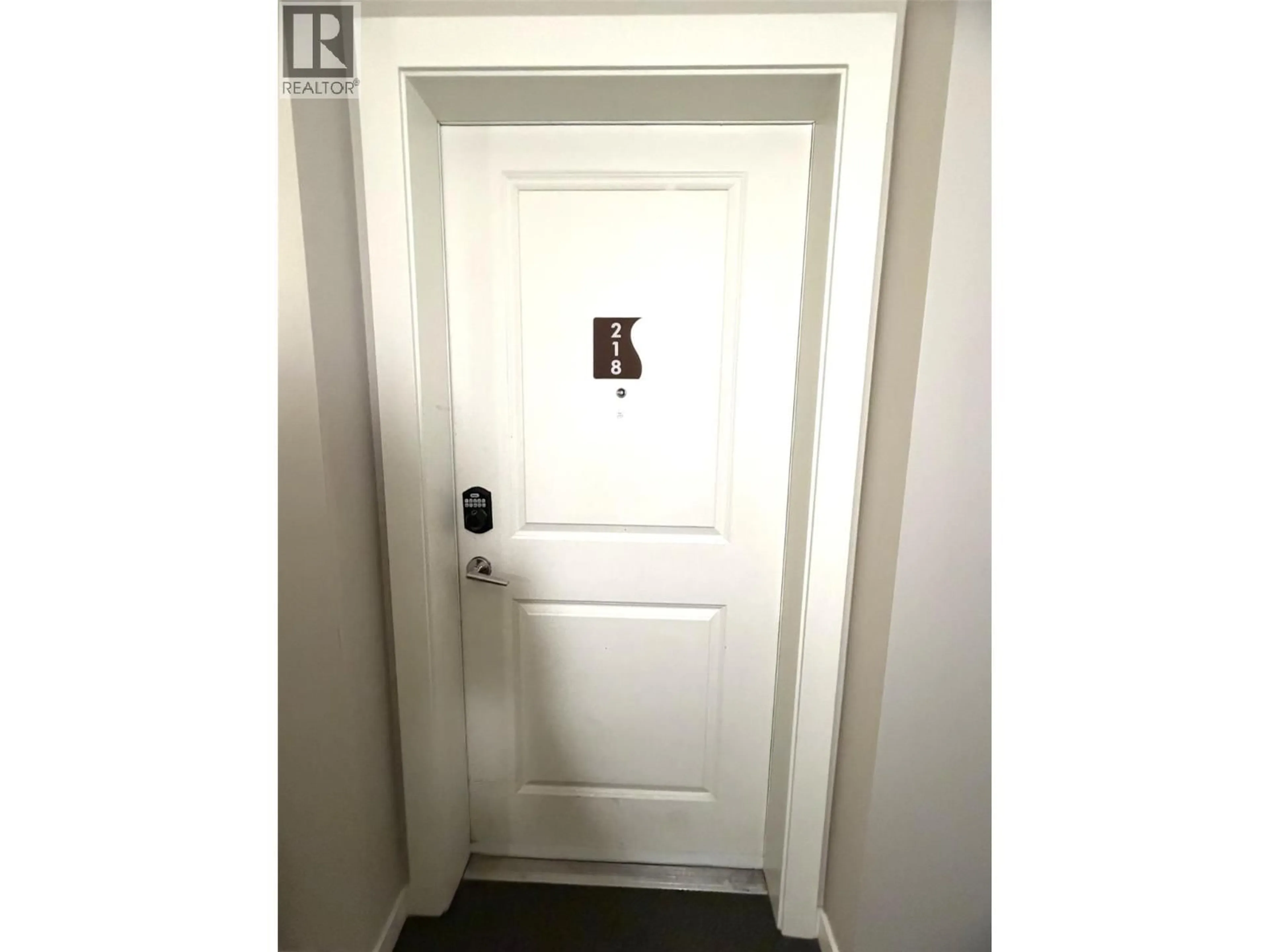 Indoor entryway for 218 - 1550 DICKSON AVENUE, Kelowna British Columbia V1Y1H7