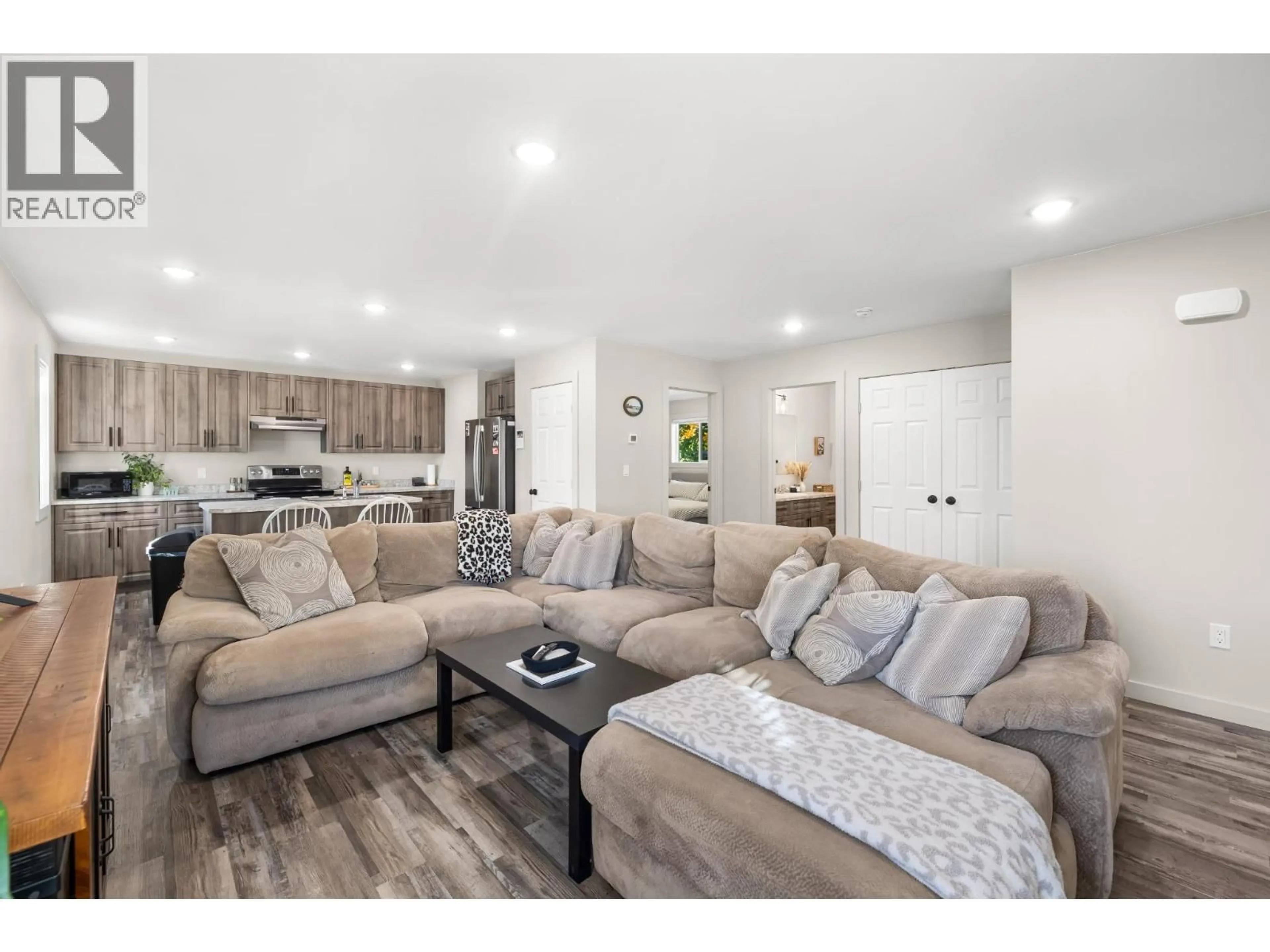 Living room with furniture, wood/laminate floor for 220 6TH AVENUE NORTH, Creston British Columbia V0B1G3
