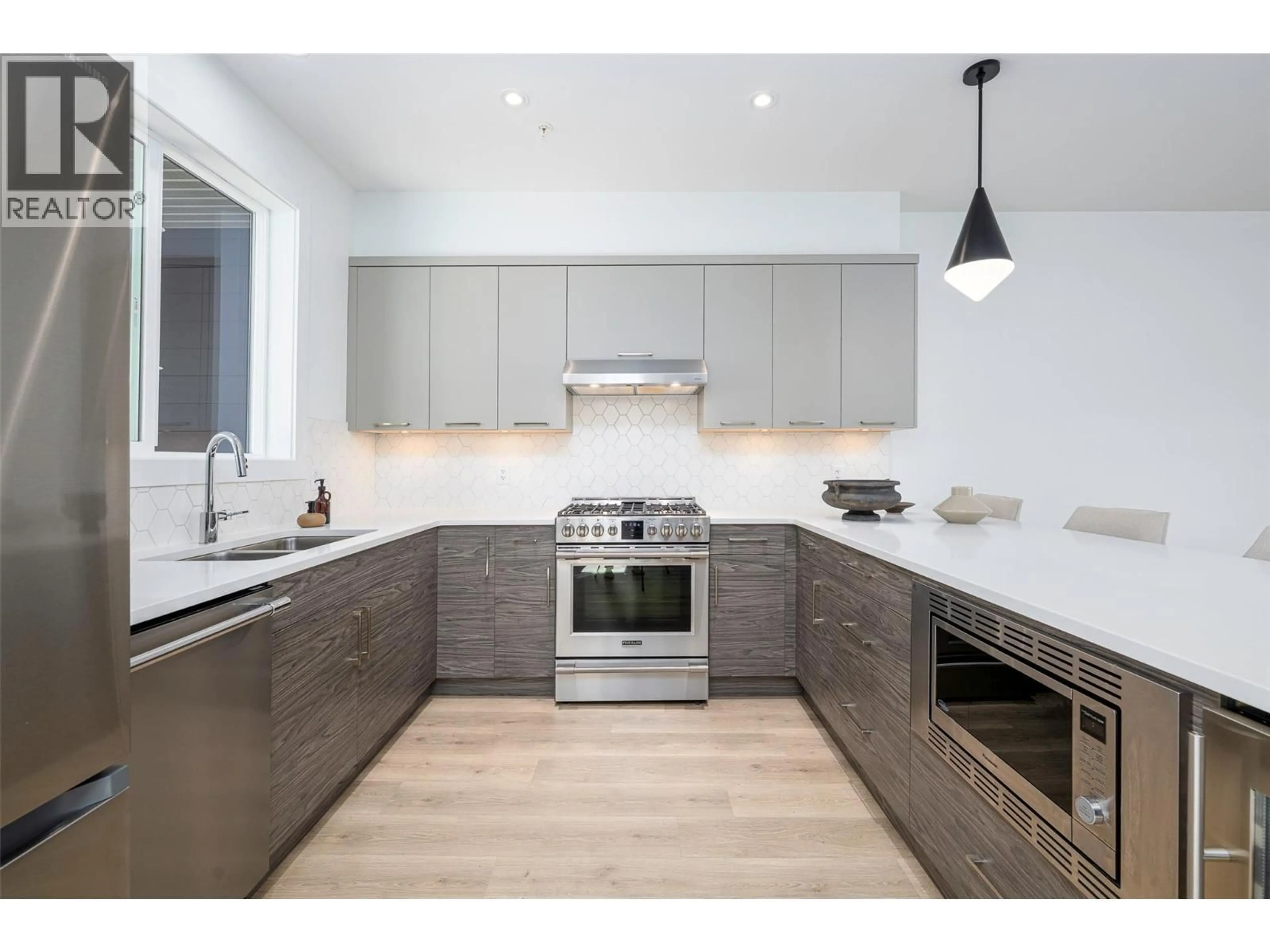 Contemporary kitchen, unknown for 280B GRIZZLY RIDGE TRAIL, Big White British Columbia V1P1T4