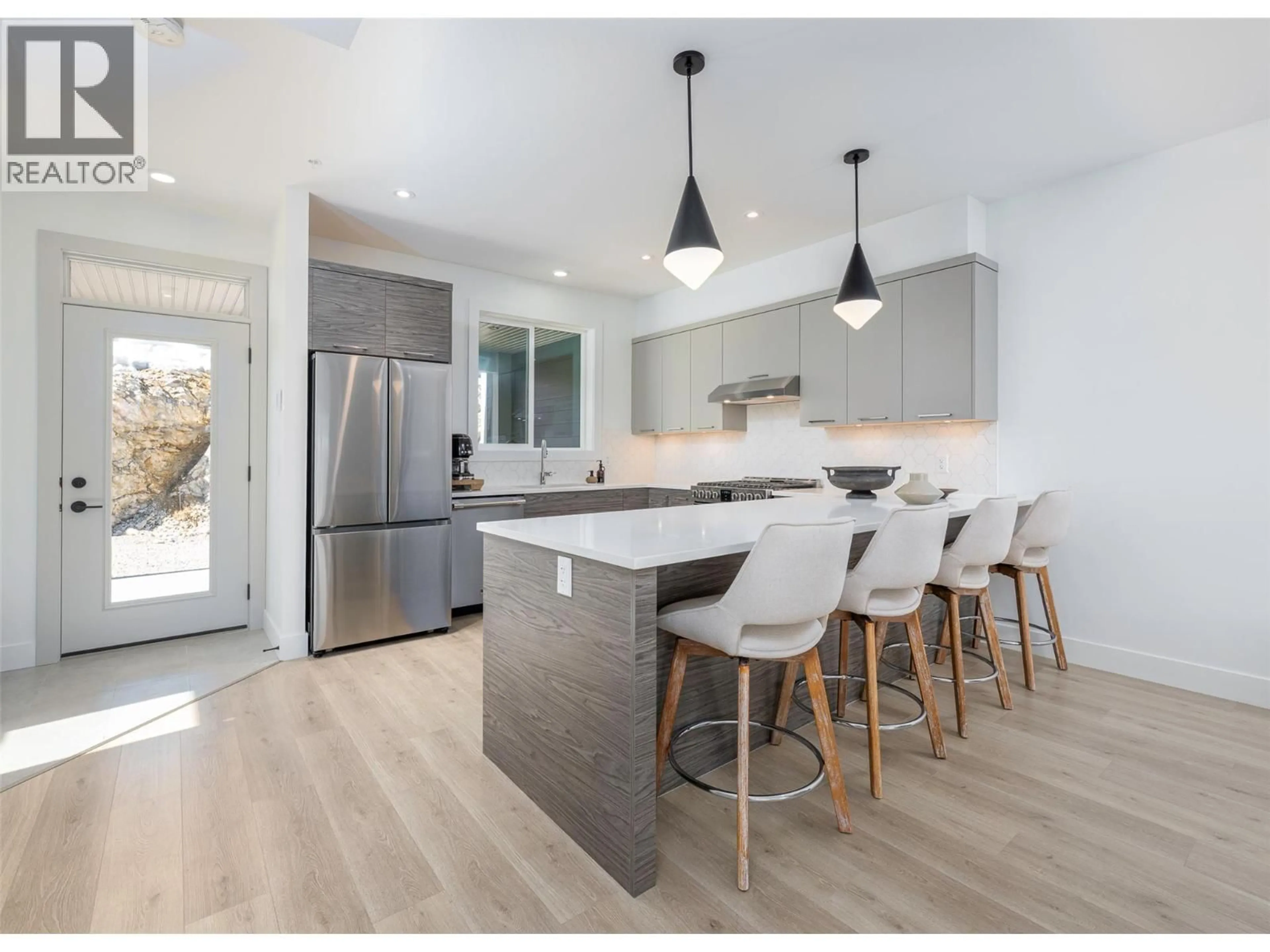 Contemporary kitchen, unknown for 280B GRIZZLY RIDGE TRAIL, Big White British Columbia V1P1T4