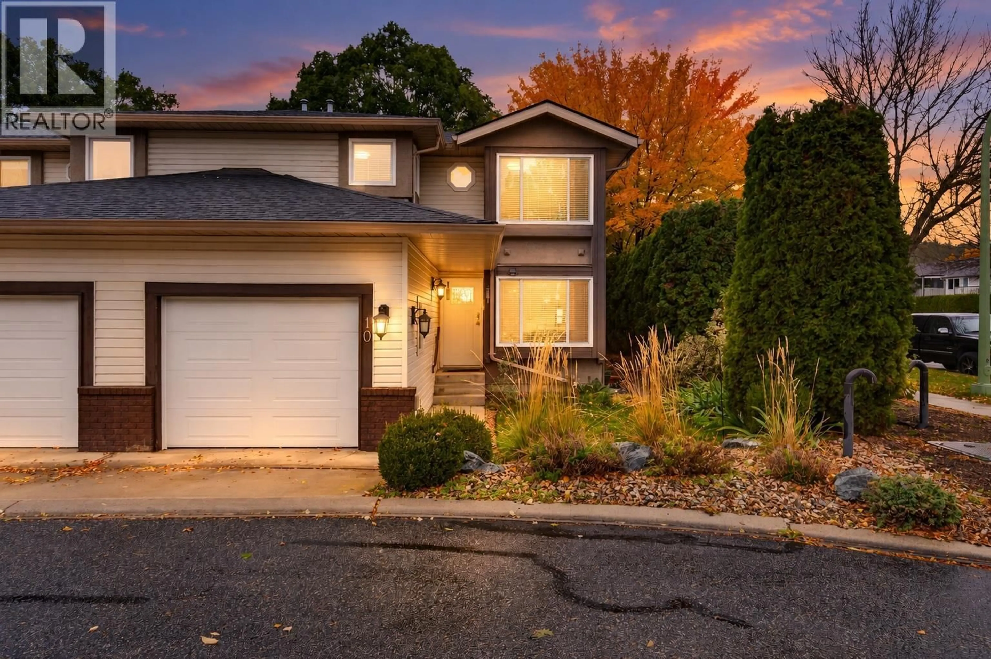 Home with vinyl exterior material, street for 10 - 1853 EDGEHILL AVENUE, Kelowna British Columbia V1V1X8