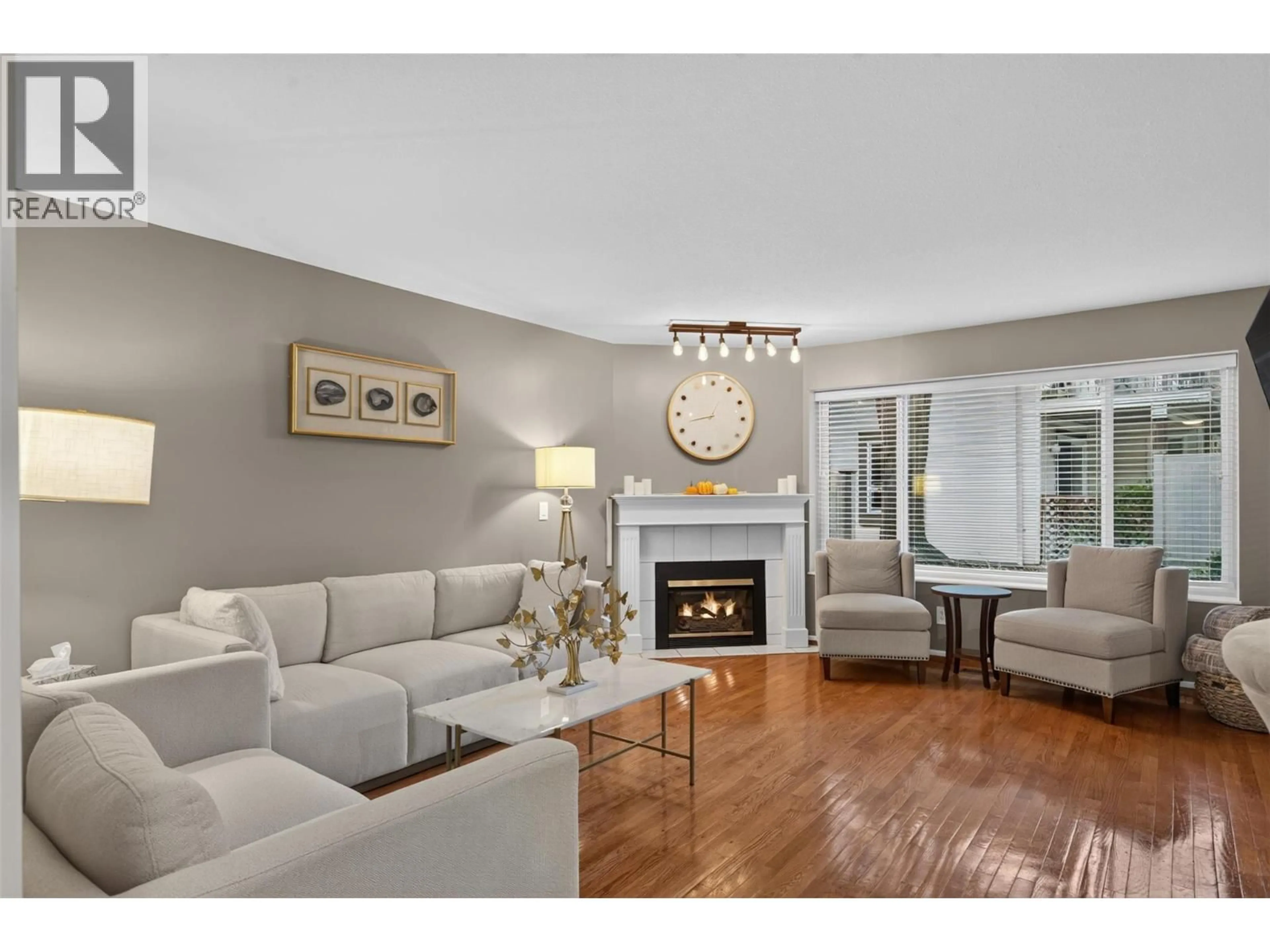 Living room with furniture, wood/laminate floor for 10 - 1853 EDGEHILL AVENUE, Kelowna British Columbia V1V1X8