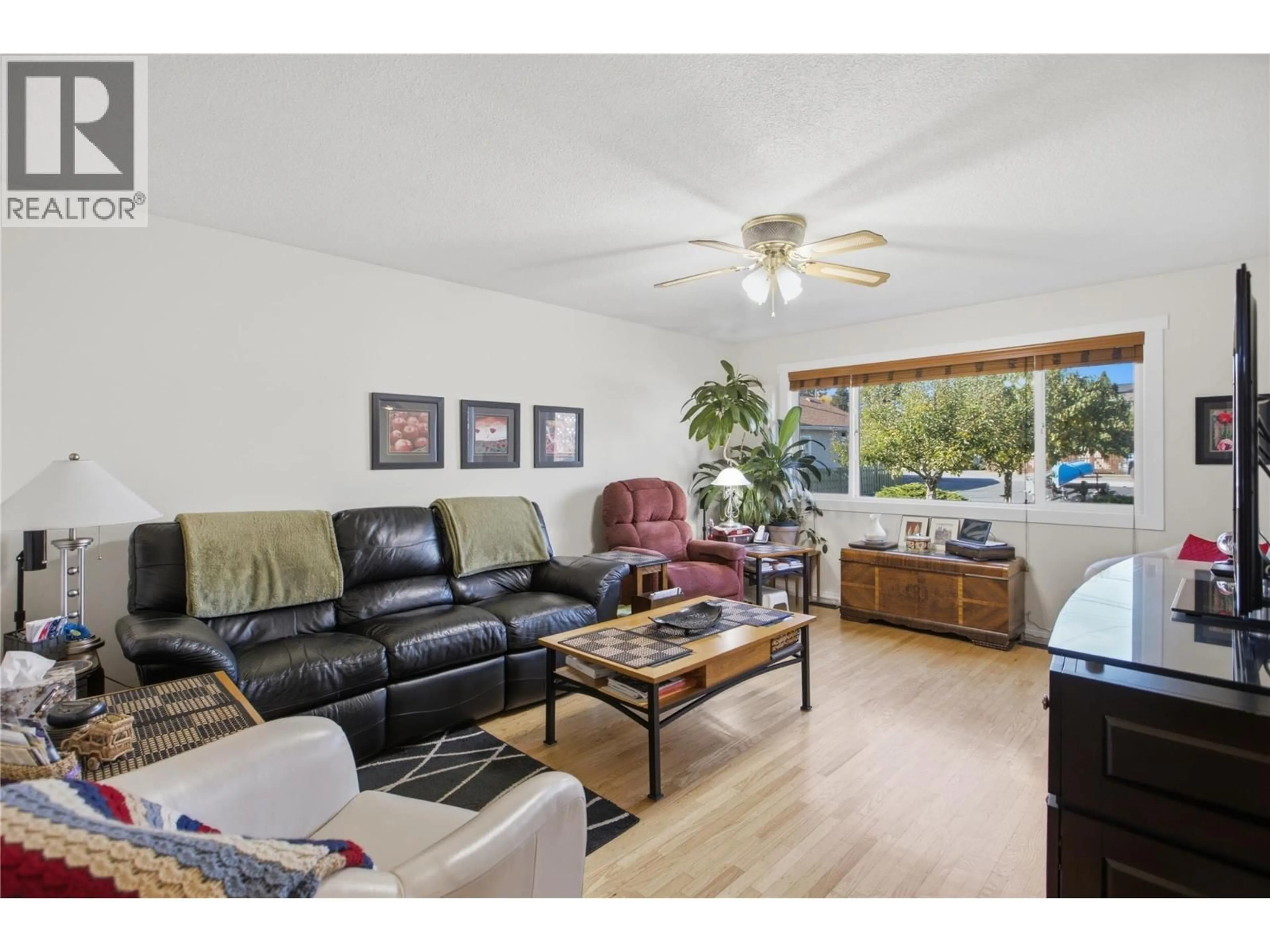 Living room with furniture, wood/laminate floor for 152 ELM AVENUE, Kamloops British Columbia V2B1L2