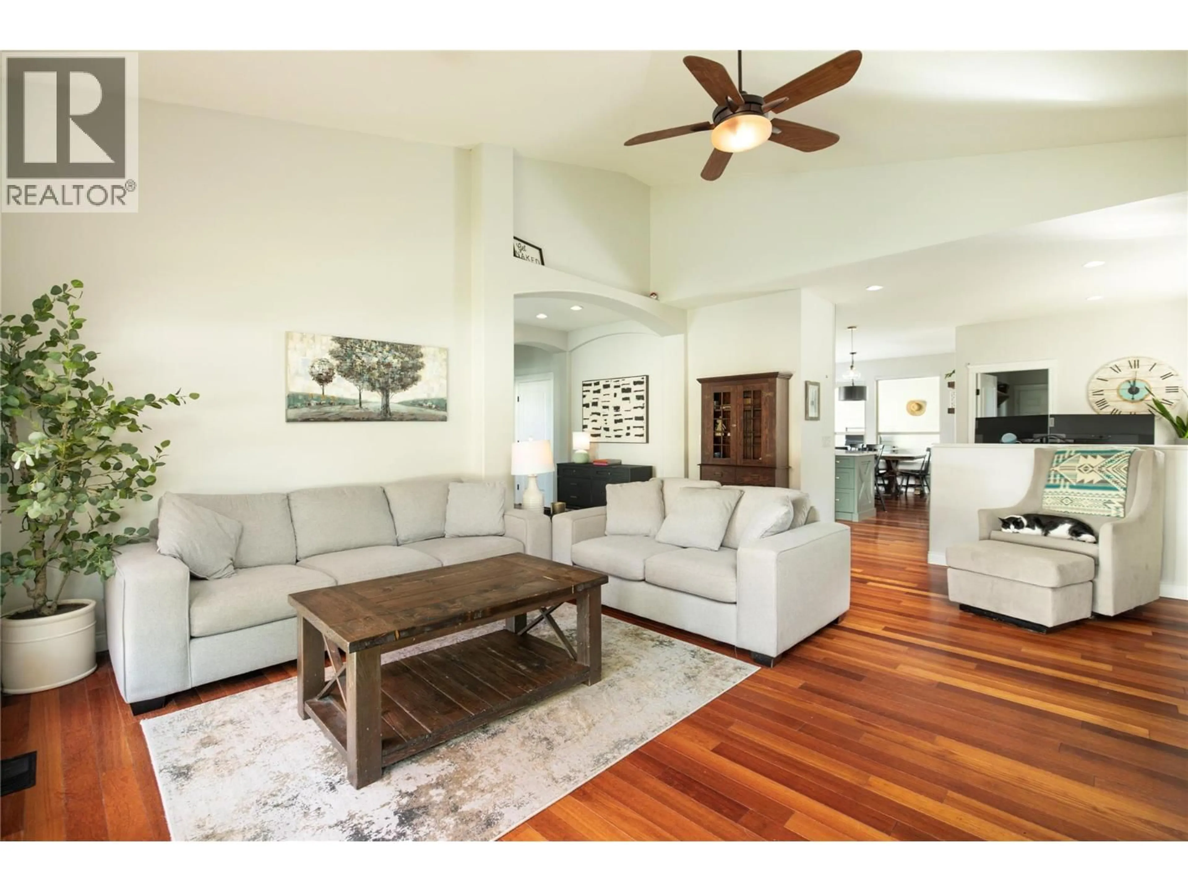 Living room with furniture, wood/laminate floor for 319 MCCARREN AVENUE, Kelowna British Columbia V1W5A6