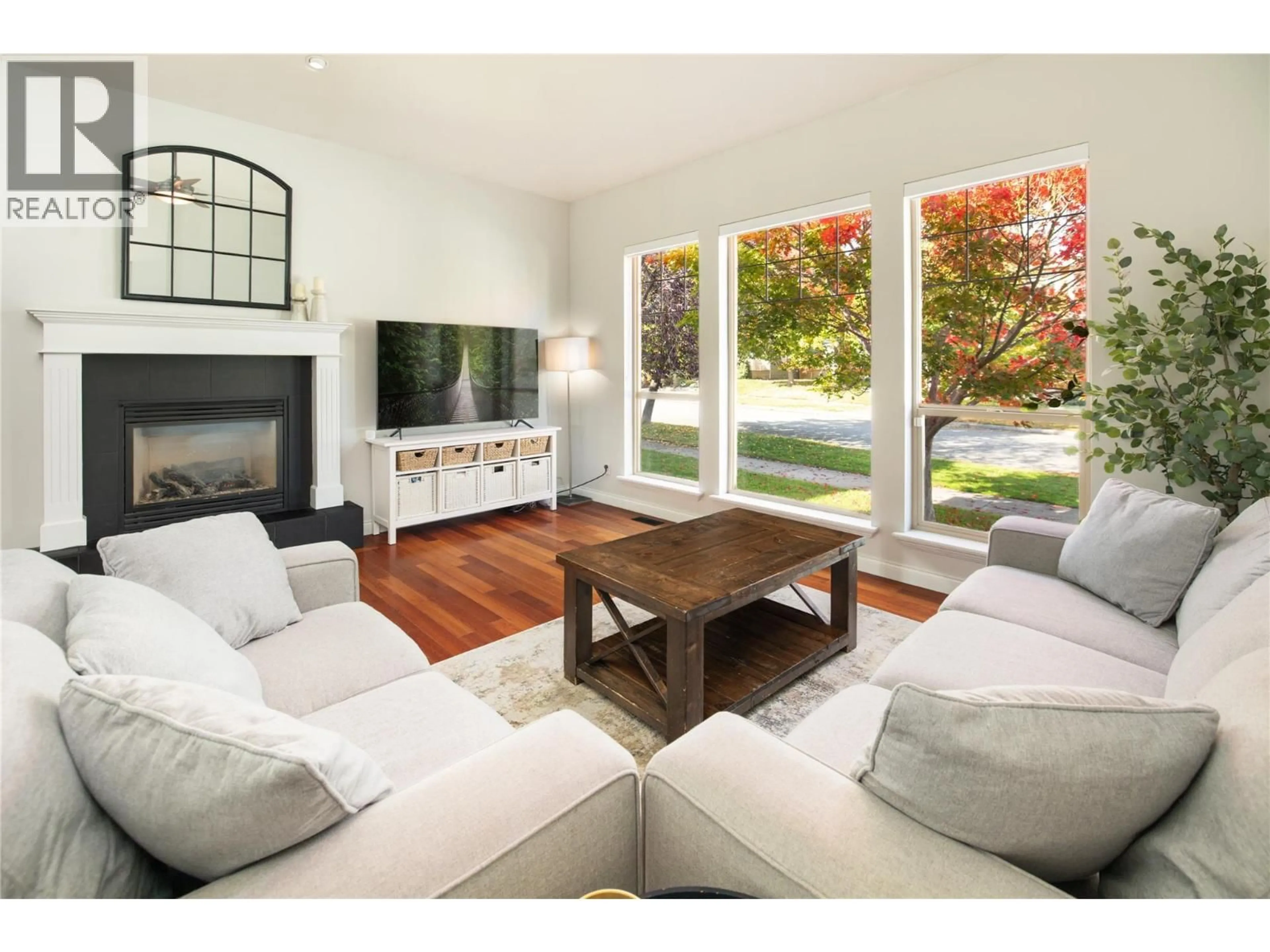 Living room with furniture, wood/laminate floor for 319 MCCARREN AVENUE, Kelowna British Columbia V1W5A6