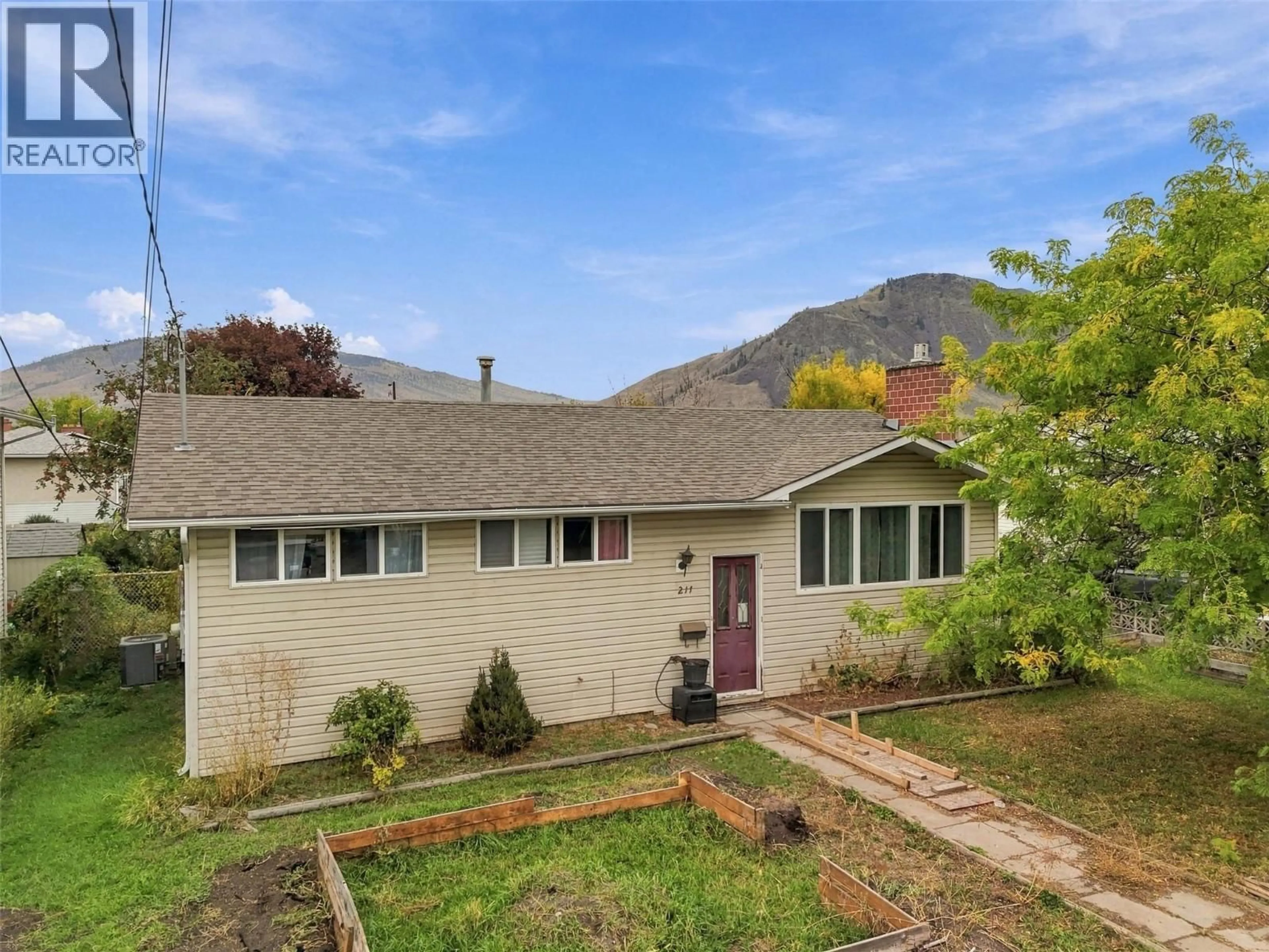 A pic from outside/outdoor area/front of a property/back of a property/a pic from drone, mountain view for 211 FORT AVENUE, Kamloops British Columbia V2B1H4