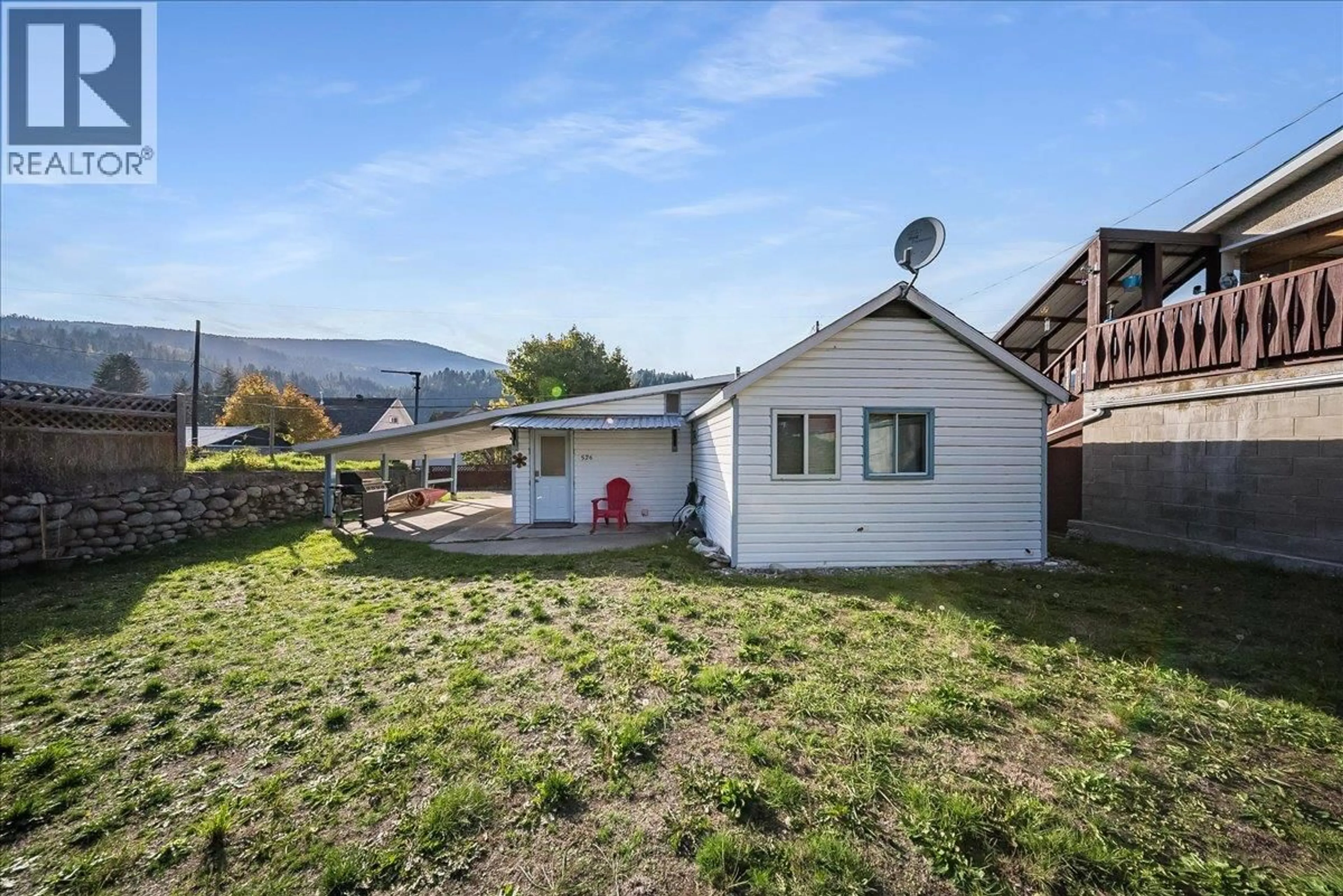 A pic from outside/outdoor area/front of a property/back of a property/a pic from drone, mountain view for 526 8TH AVENUE, Castlegar British Columbia V1N1N6