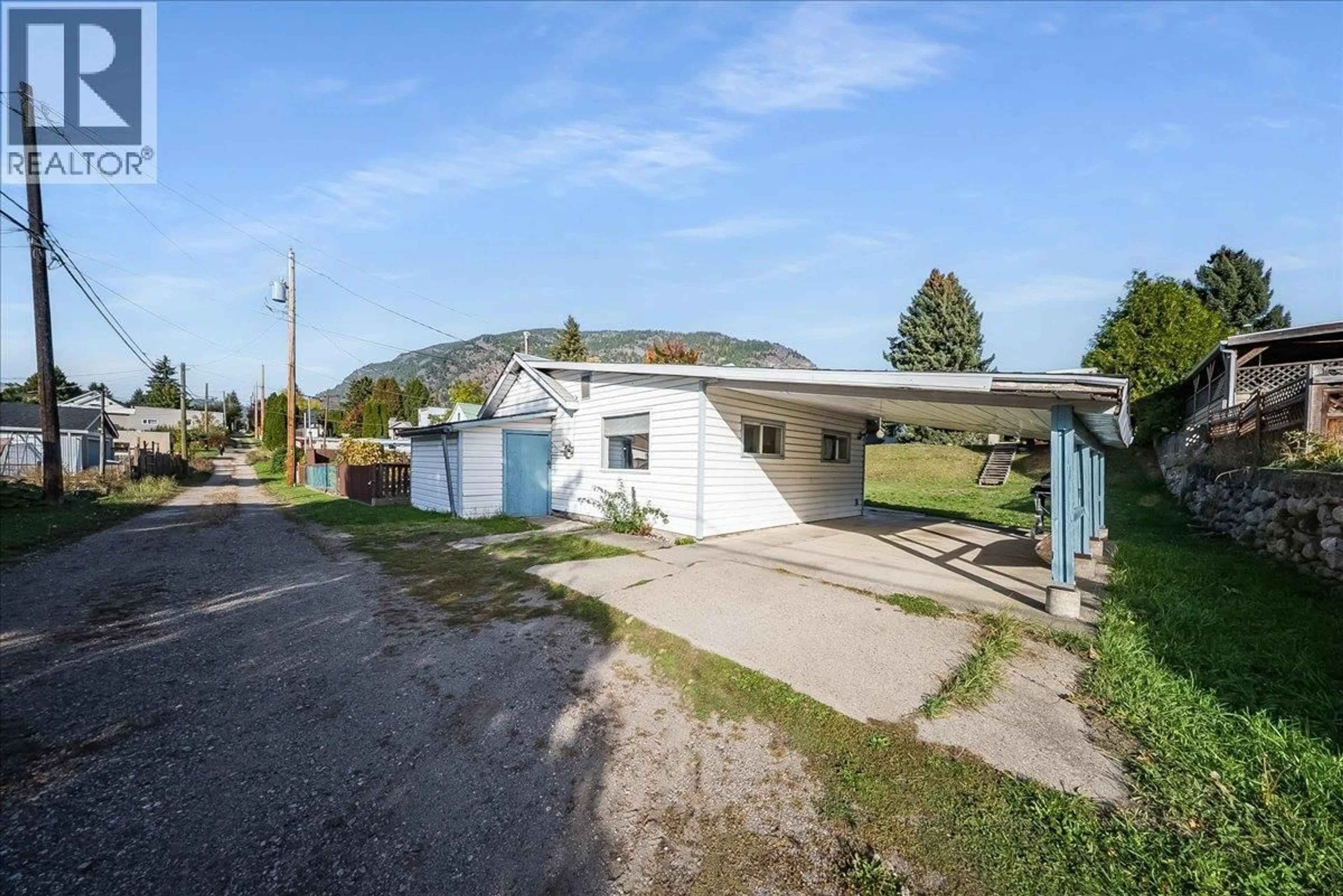 A pic from outside/outdoor area/front of a property/back of a property/a pic from drone, mountain view for 526 8TH AVENUE, Castlegar British Columbia V1N1N6