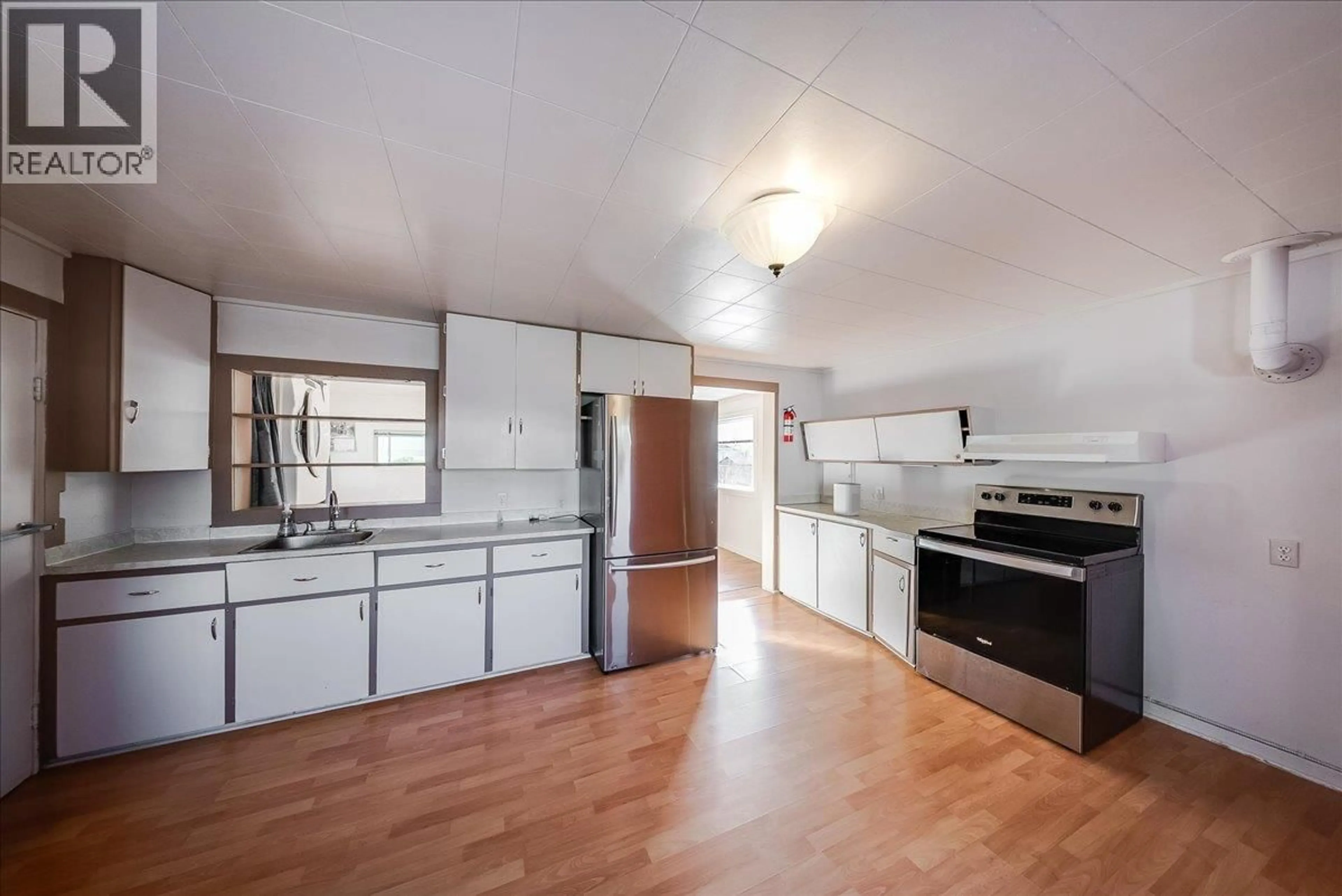 Open concept kitchen, unknown for 526 8TH AVENUE, Castlegar British Columbia V1N1N6
