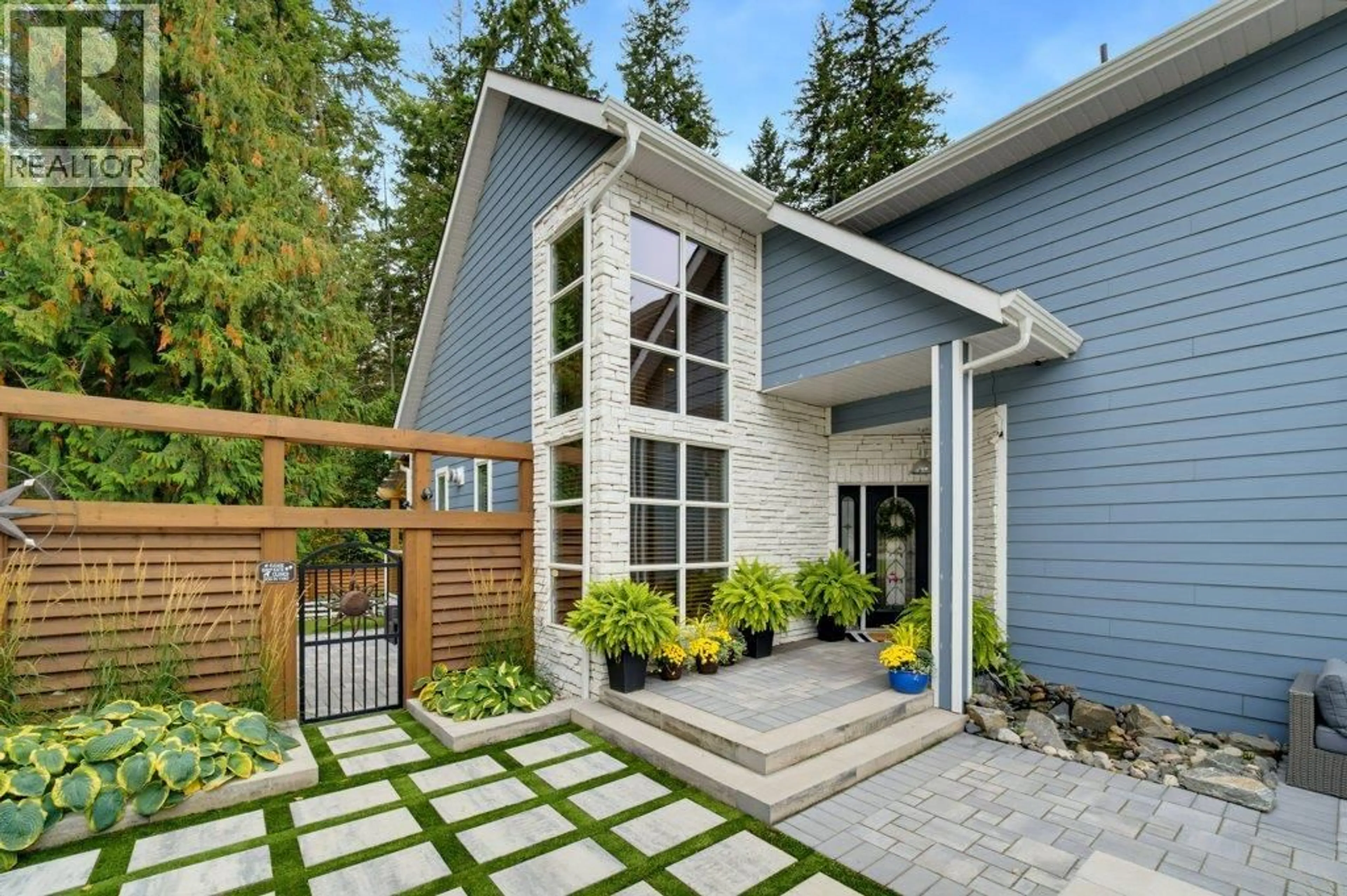 Home with vinyl exterior material, street for 3220 28 AVENUE NORTHEAST, Salmon Arm British Columbia V1E3G1