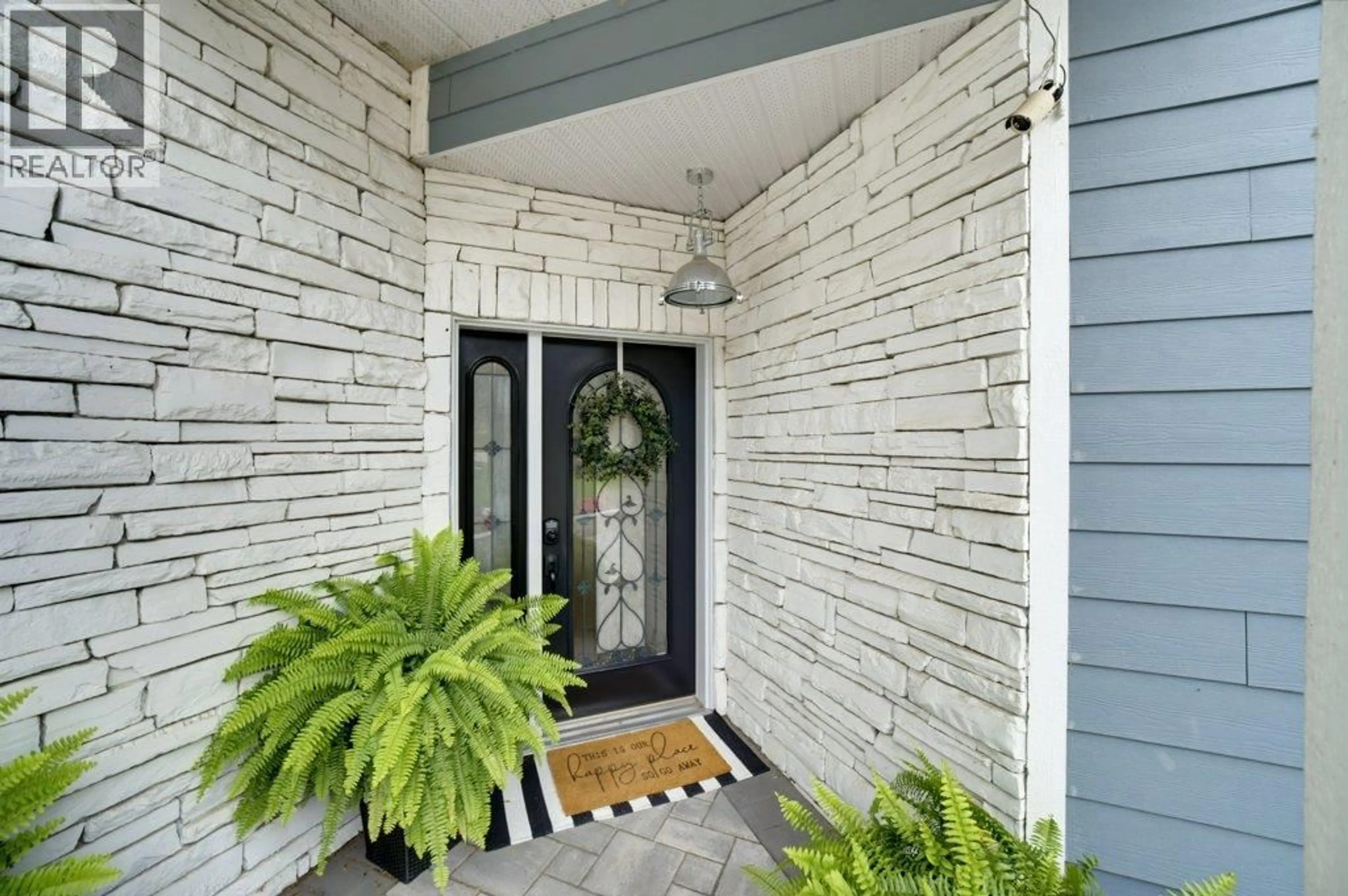 Indoor entryway for 3220 28 AVENUE NORTHEAST, Salmon Arm British Columbia V1E3G1