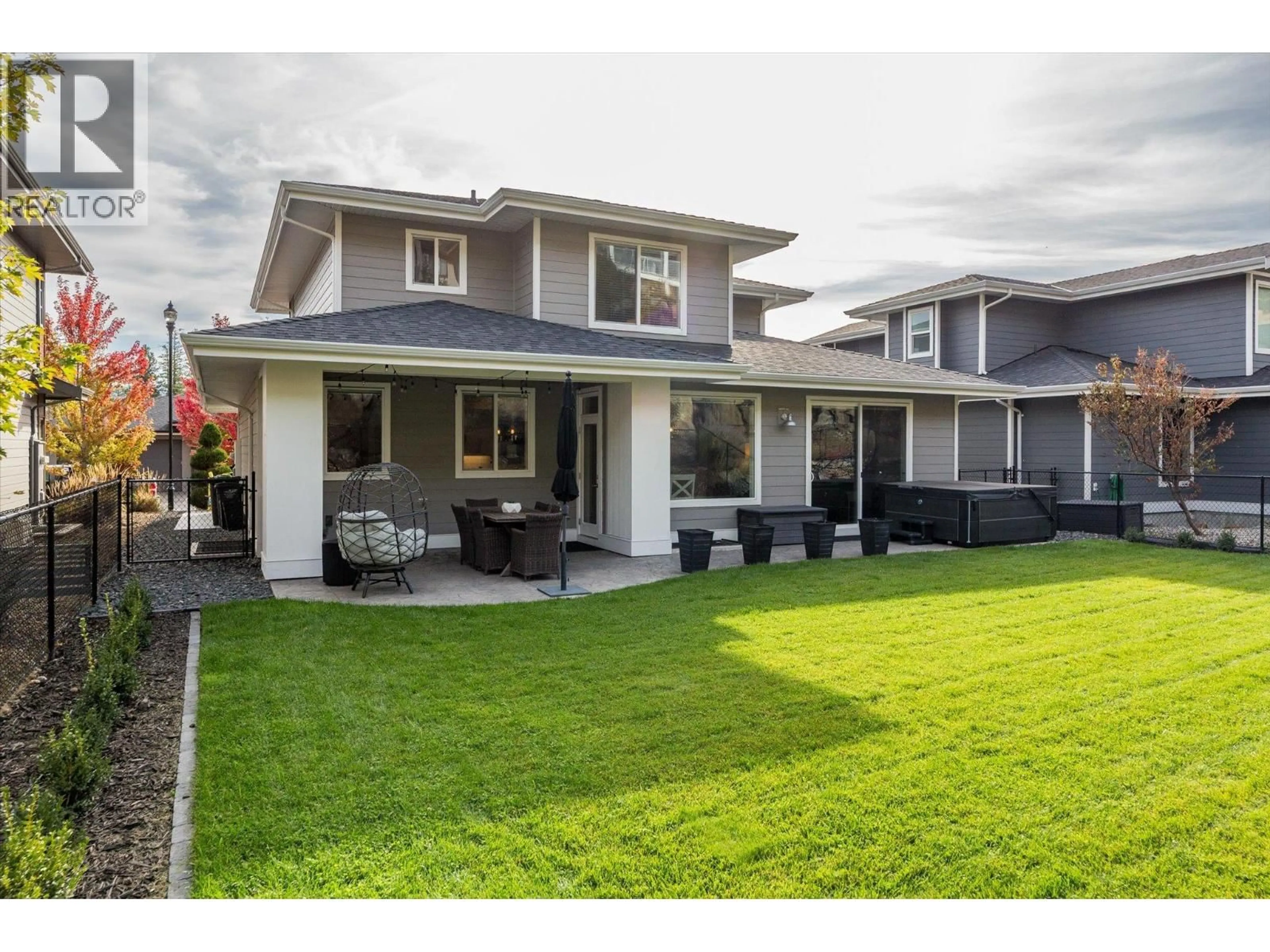 Home with vinyl exterior material, street for 118 SPLIT PINE COURT, Kelowna British Columbia V1V3G3