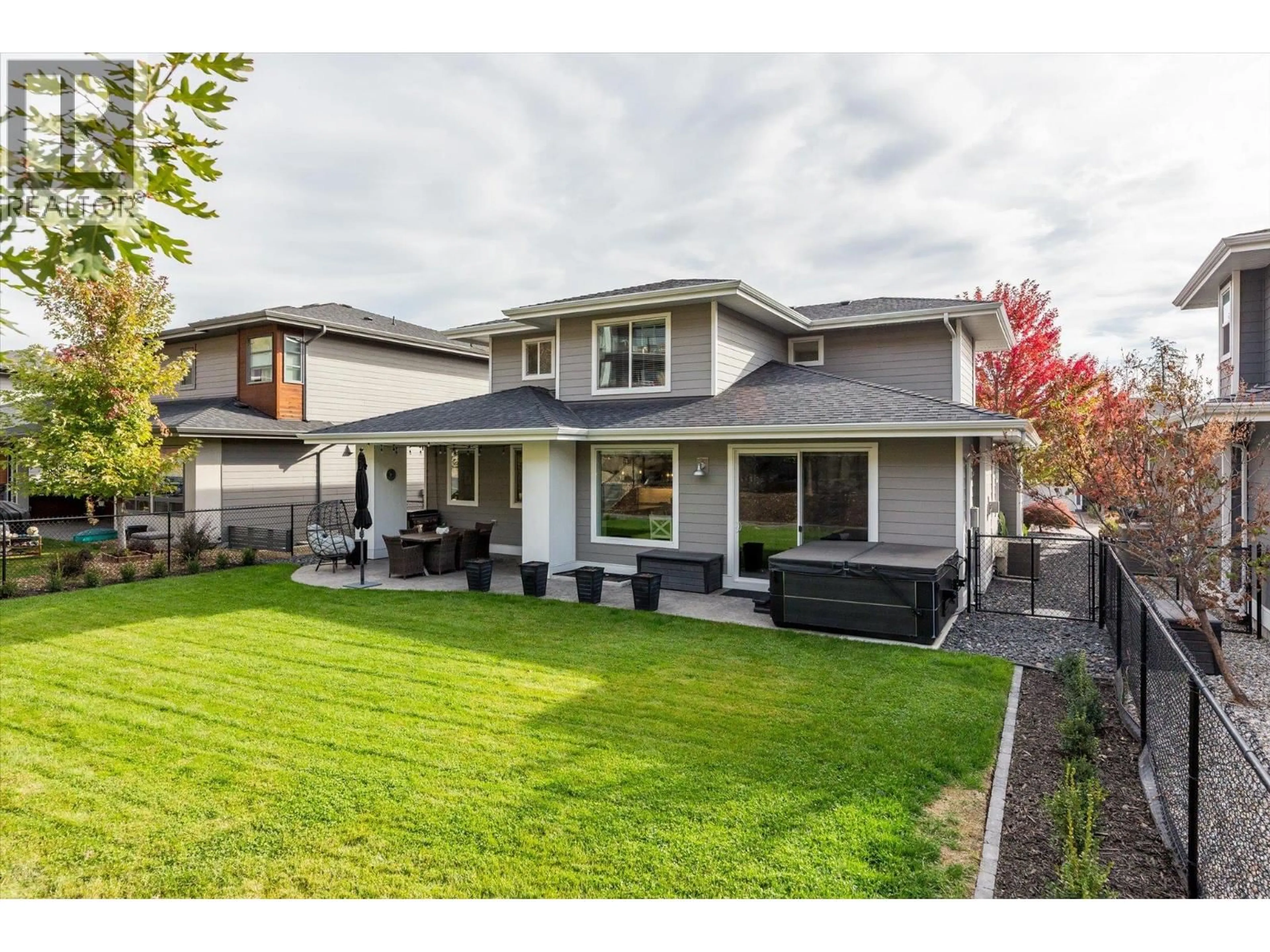 Home with vinyl exterior material, street for 118 SPLIT PINE COURT, Kelowna British Columbia V1V3G3