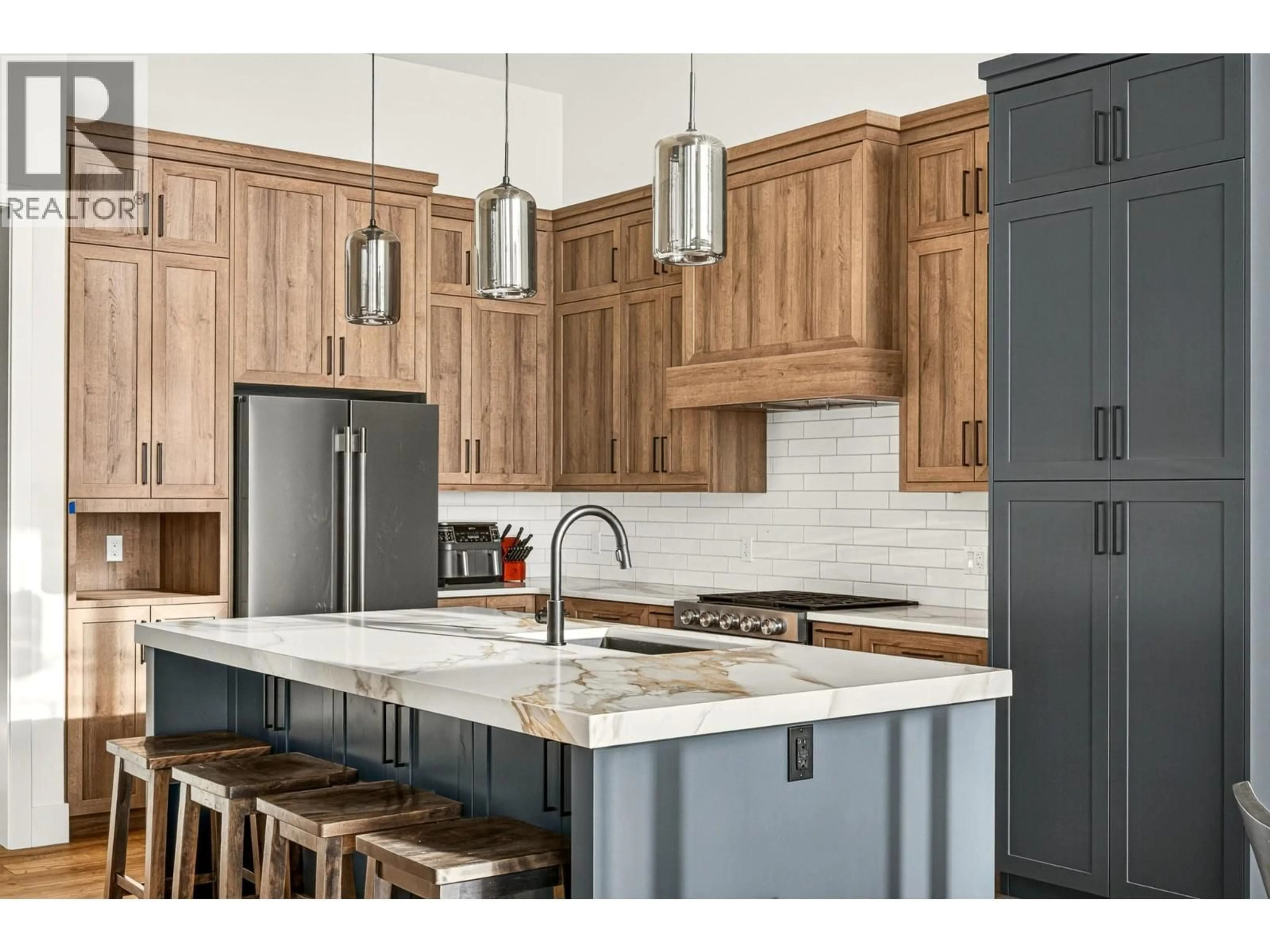 Contemporary kitchen, unknown for 1650 TERRACE DRIVE, Lake Koocanusa British Columbia V0B1T4