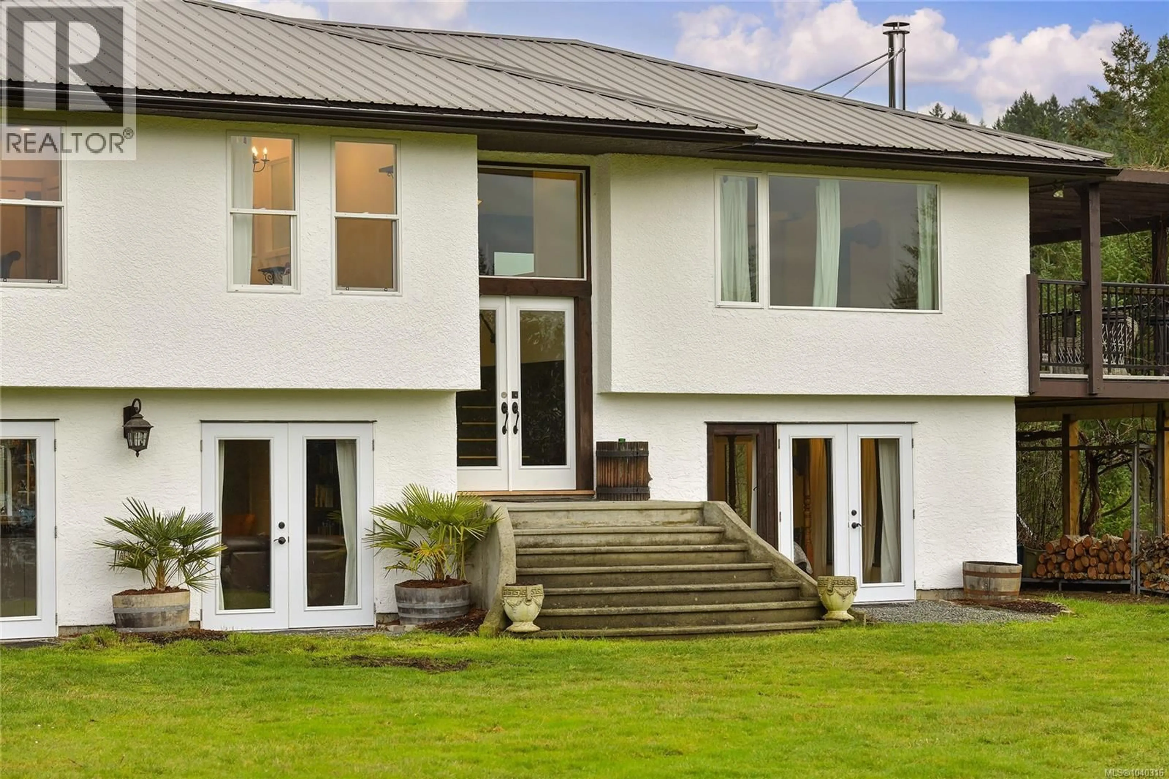 Home with vinyl exterior material, building for 300 WOOD DALE DRIVE, Mayne Island British Columbia V0N2J2