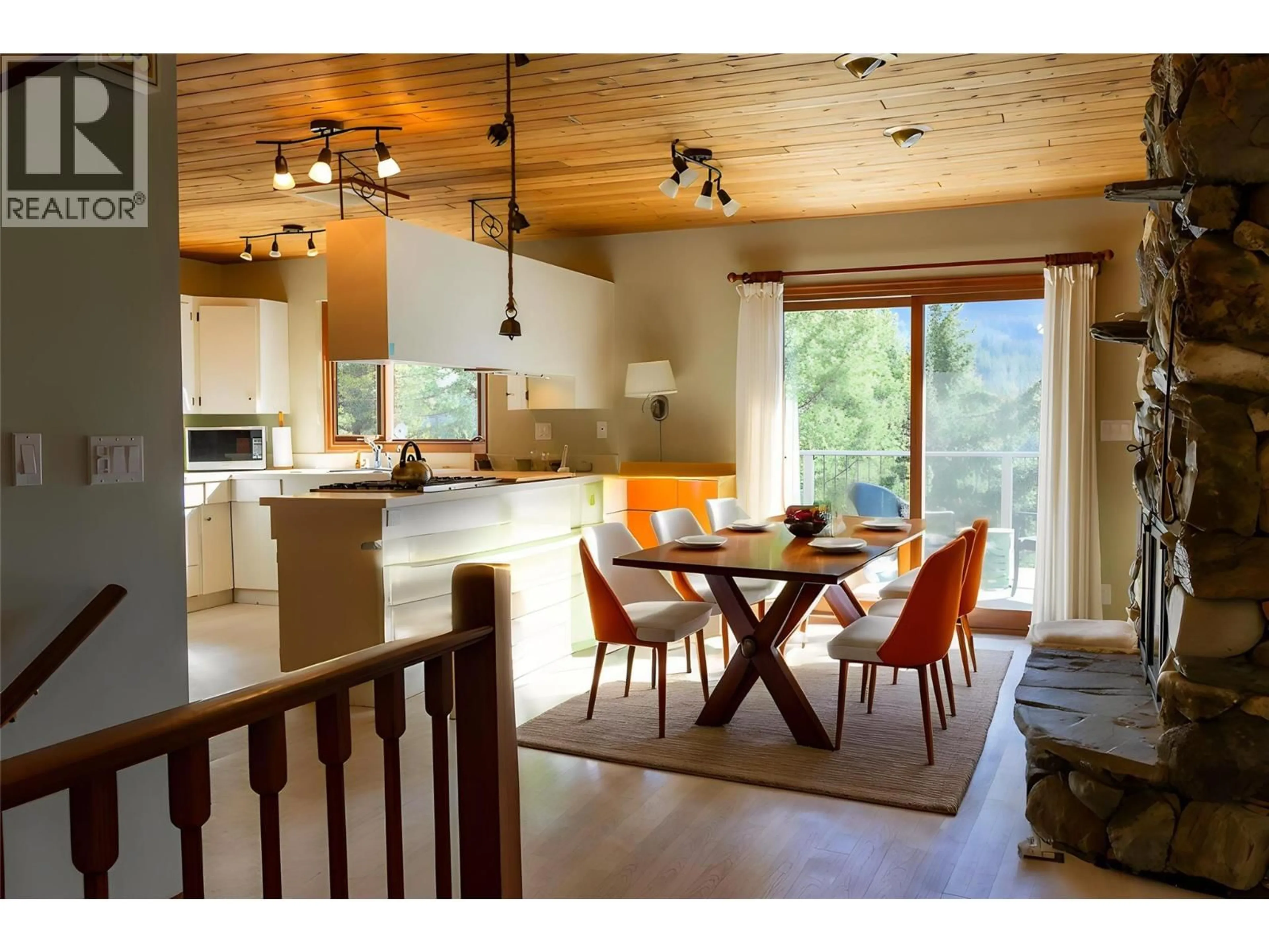 Open concept kitchen, wood/laminate floor for 1920 LAKEVIEW DRIVE, Kamloops British Columbia V0E1Z1