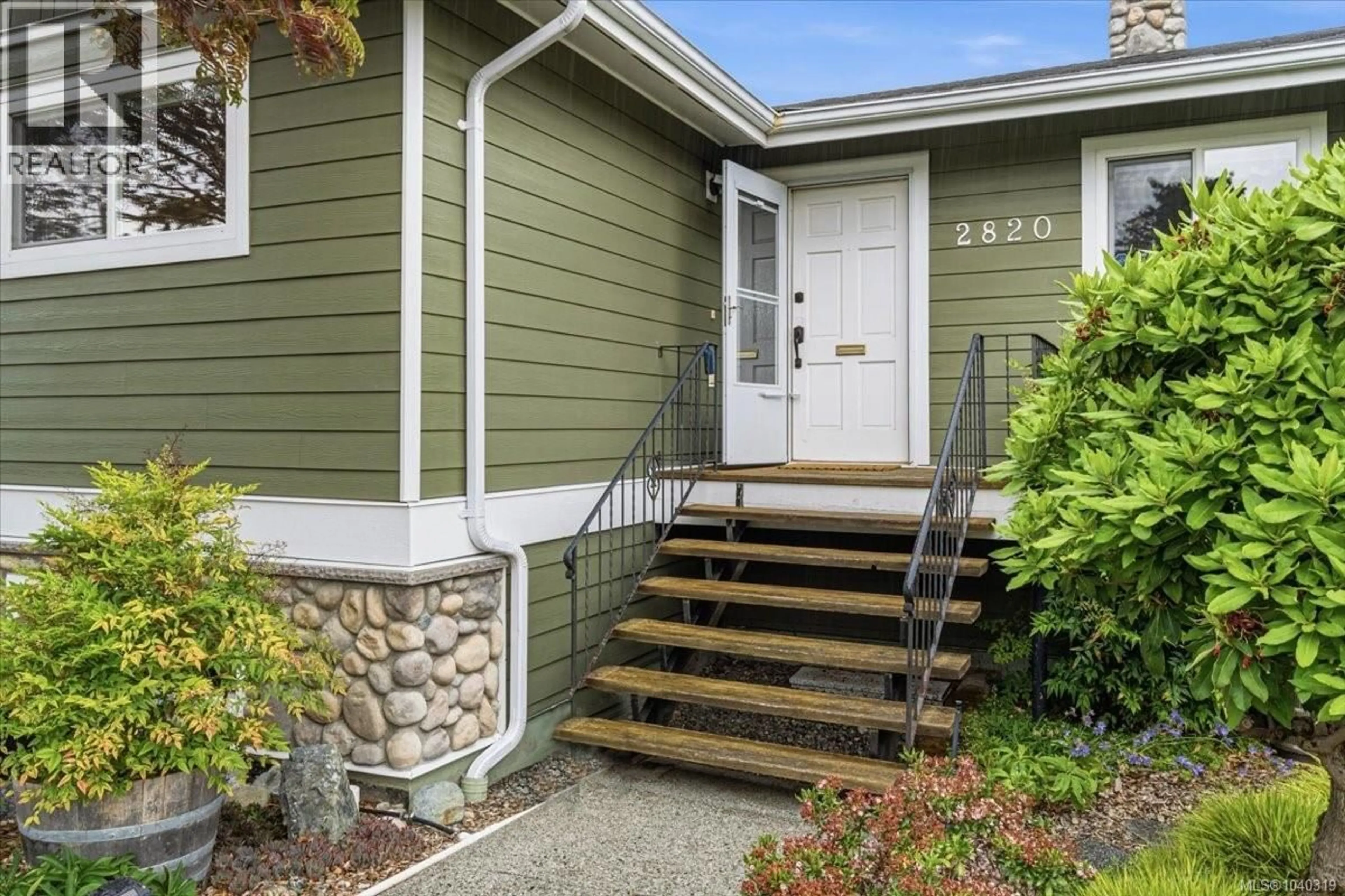 Home with vinyl exterior material, street for 2820 COSGROVE CRESCENT, Nanaimo British Columbia V9S3P6