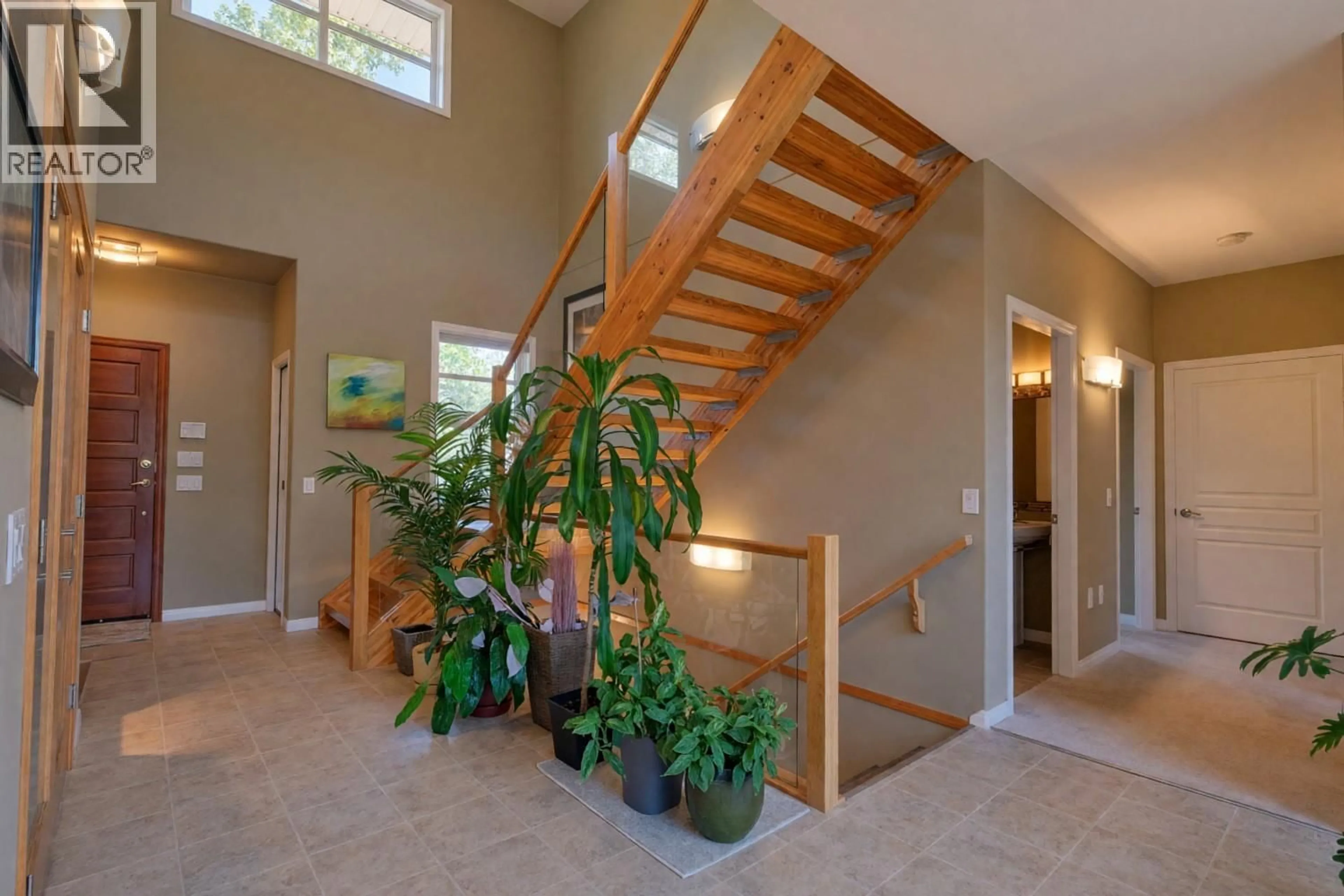 Indoor foyer for 133 DEVON DRIVE, Penticton British Columbia V0H1R5