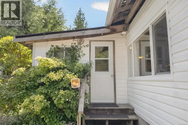 16 - 911 CAMPBELL STREET, Tofino 2