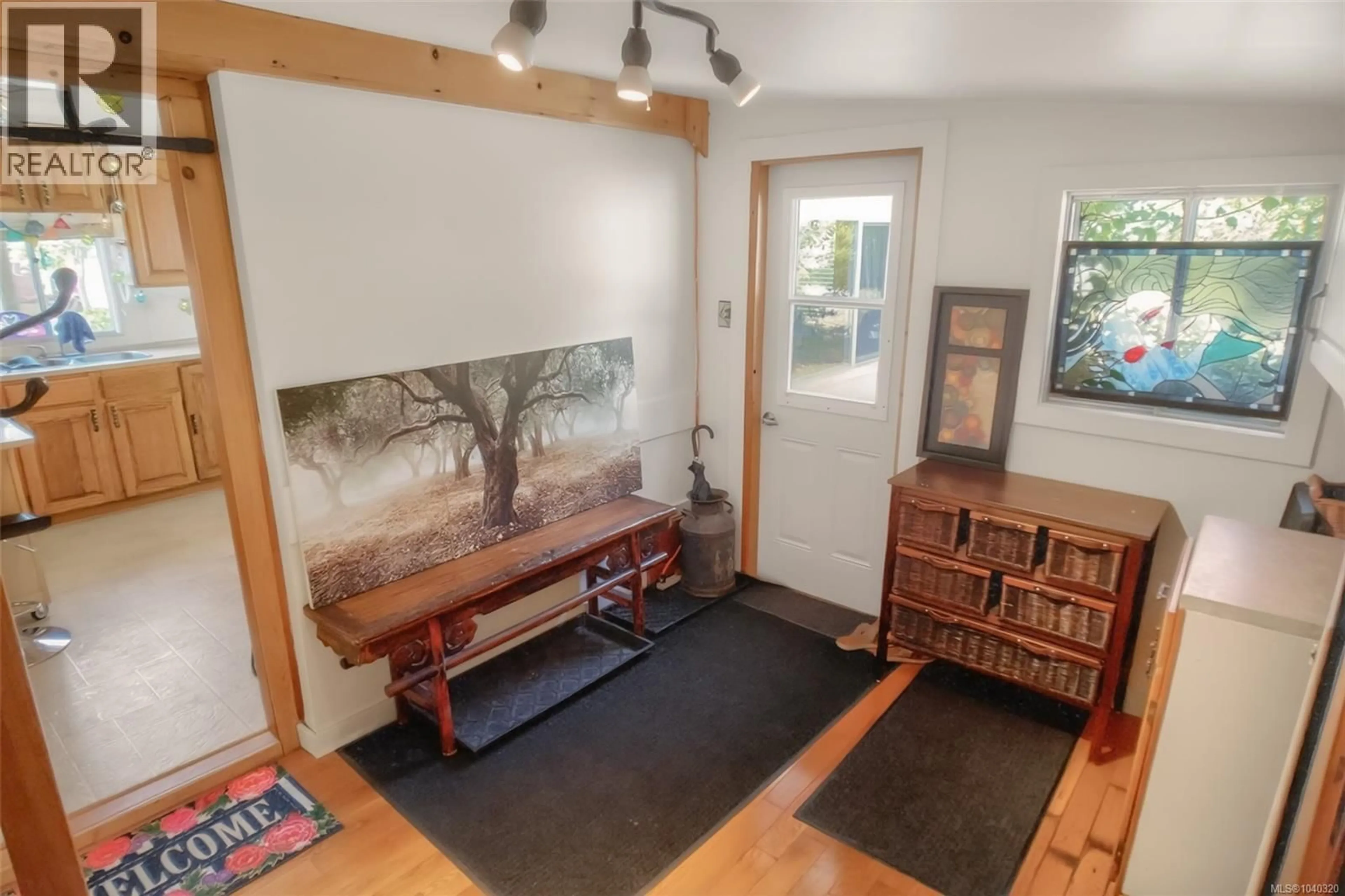 Indoor entryway for 16 - 911 CAMPBELL STREET, Tofino British Columbia V0R2Z0