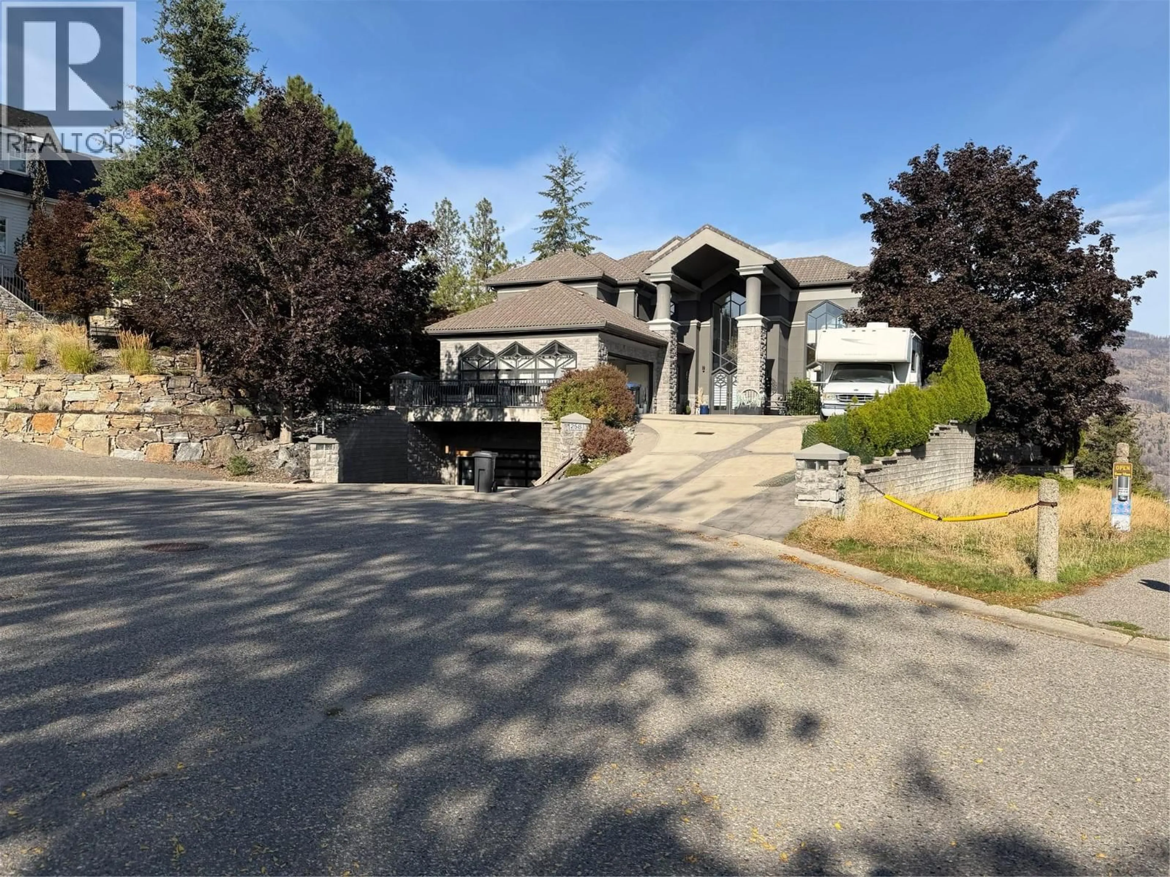 A pic from outside/outdoor area/front of a property/back of a property/a pic from drone, unknown for 258 CAMELOT COURT, Kelowna British Columbia V1V1N2
