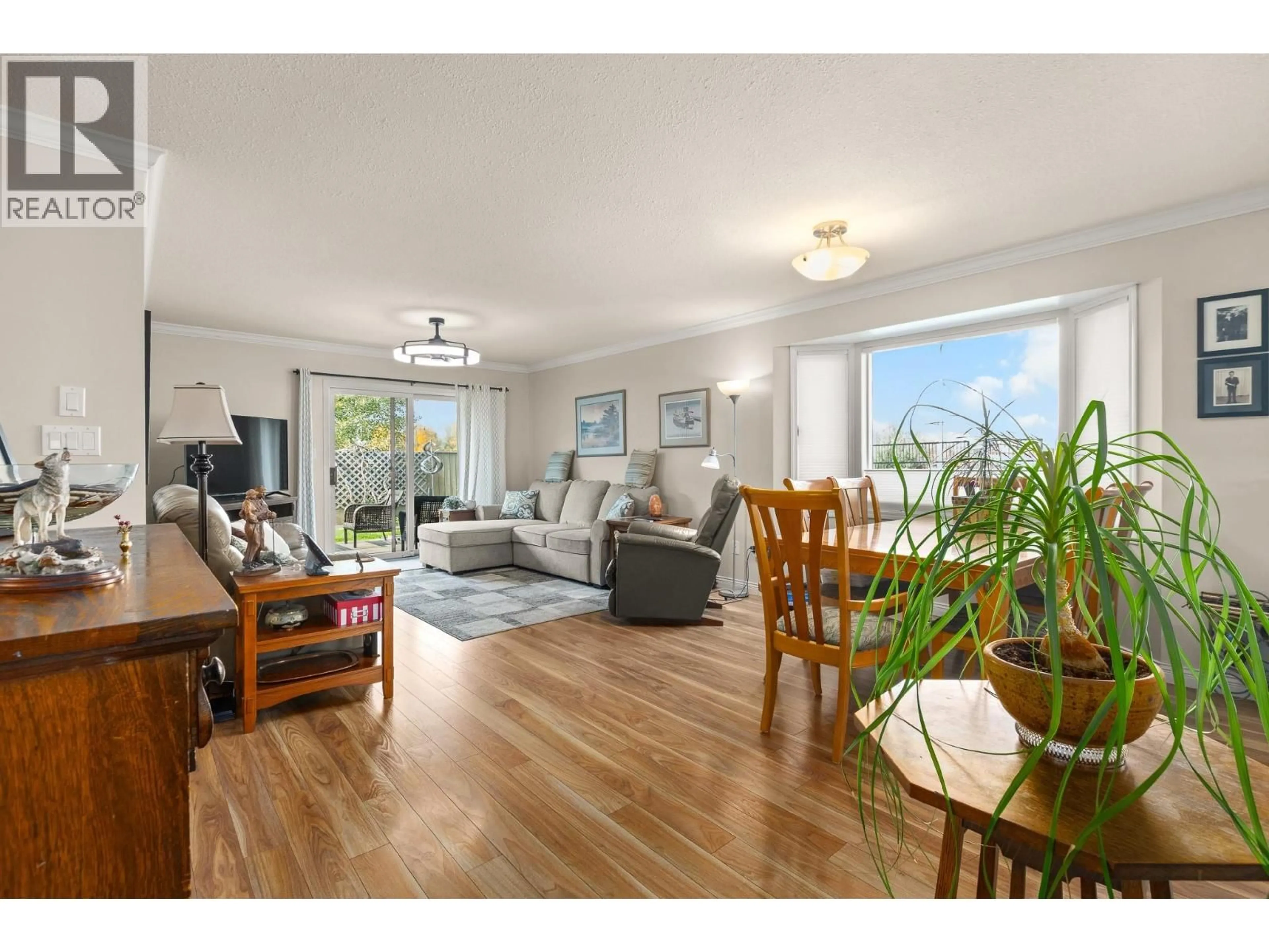 Living room with furniture, wood/laminate floor for 20 - 151 8 AVENUE SOUTHWEST, Salmon Arm British Columbia V1E1B9