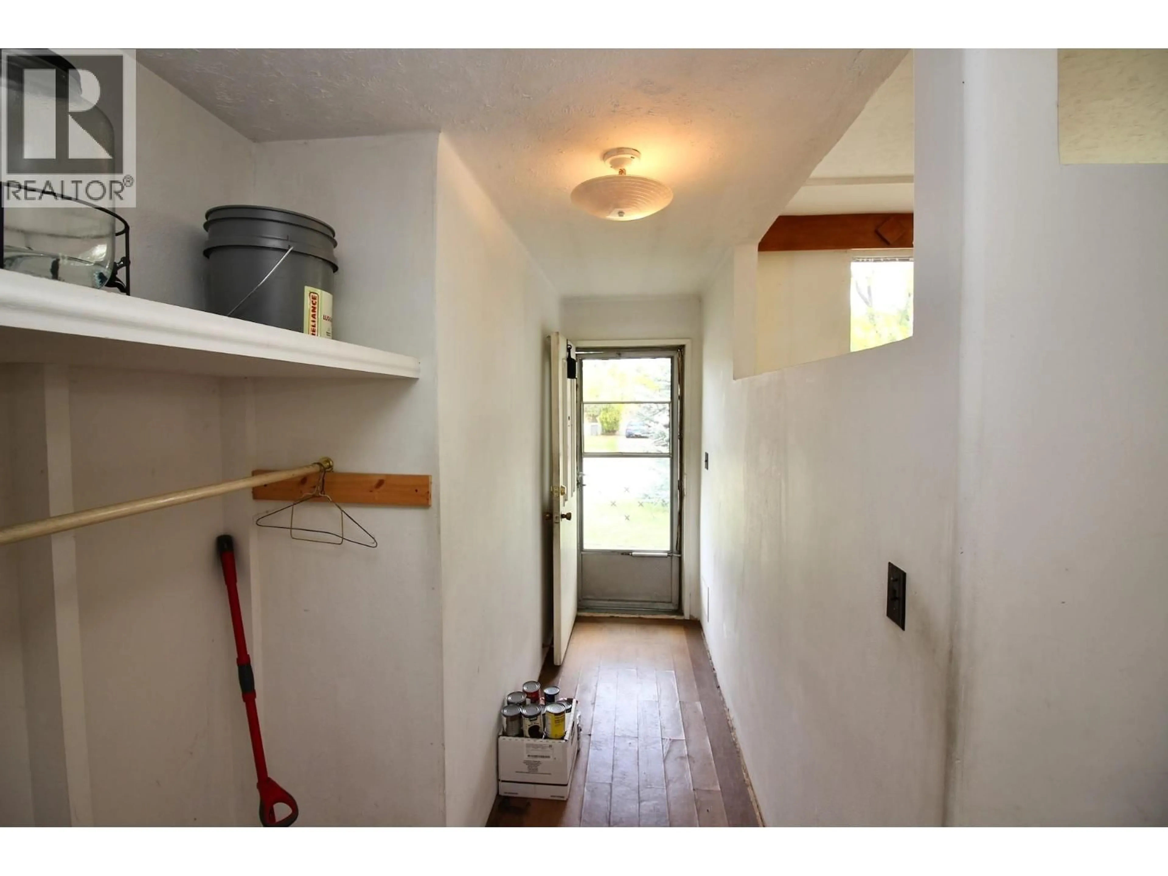 Indoor entryway for 1382 MCBRIDE ROAD ROAD, Kelowna British Columbia V1Y4A6