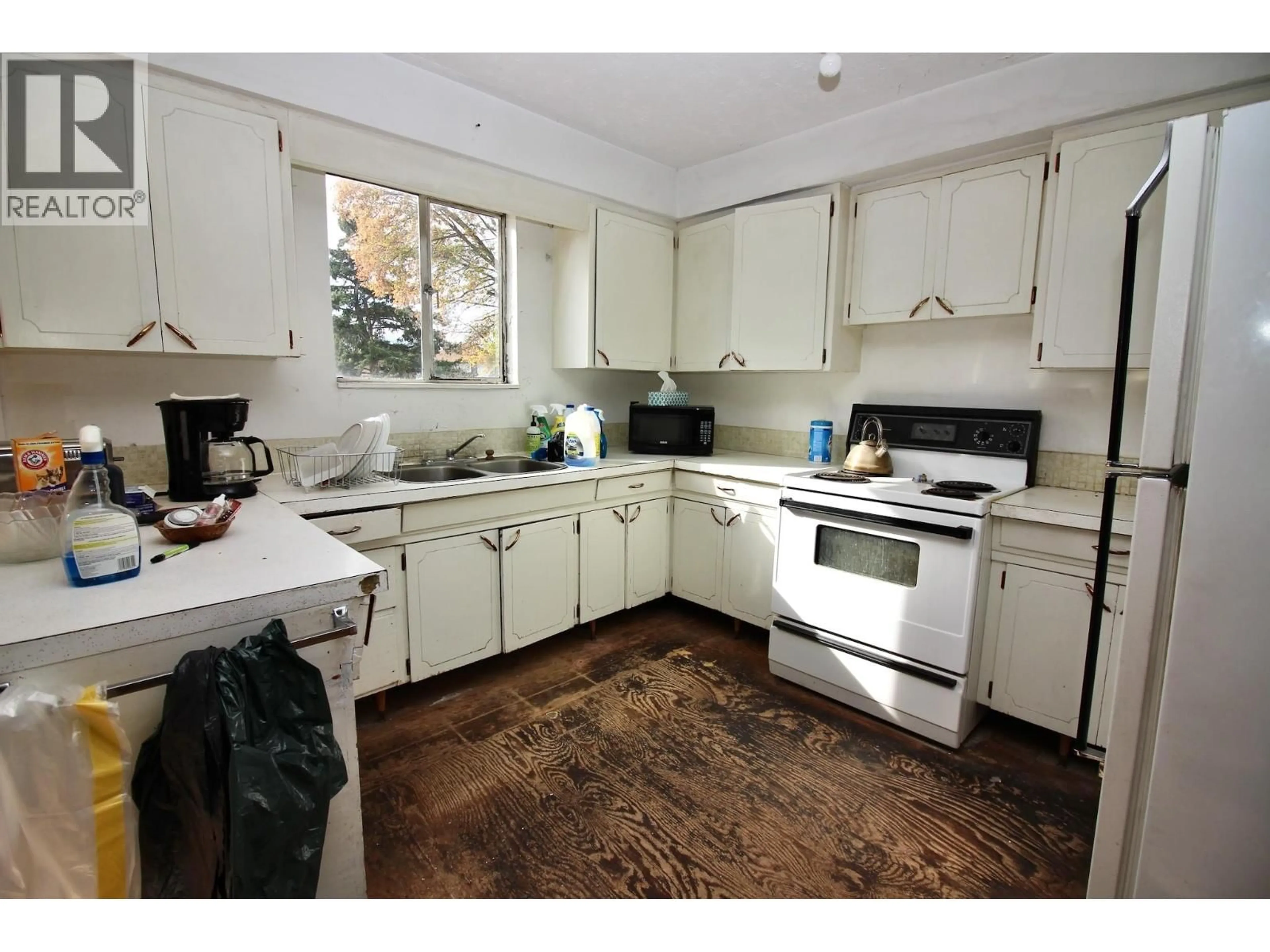 Standard kitchen, unknown for 1382 MCBRIDE ROAD ROAD, Kelowna British Columbia V1Y4A6